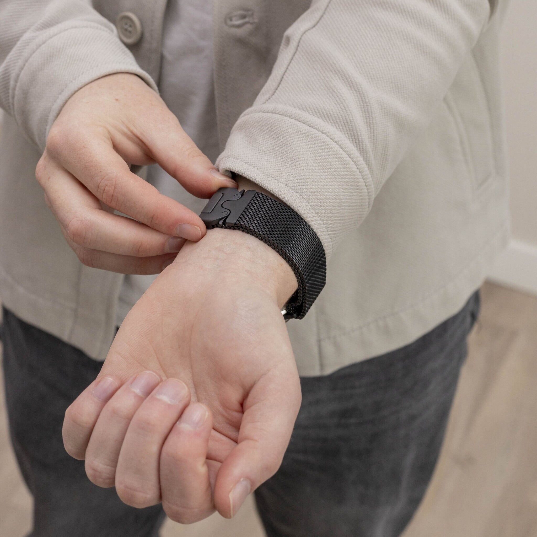 Apple Watch titanium Milanese band (zwart)