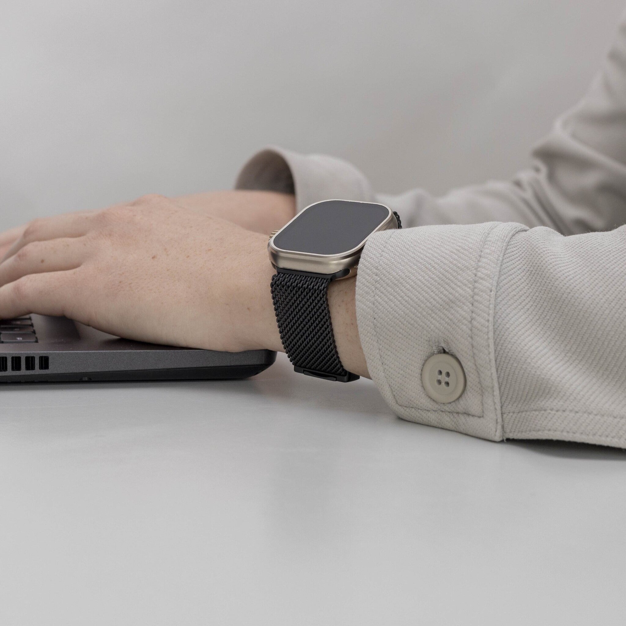 Apple Watch titanium Milanese band (zwart)