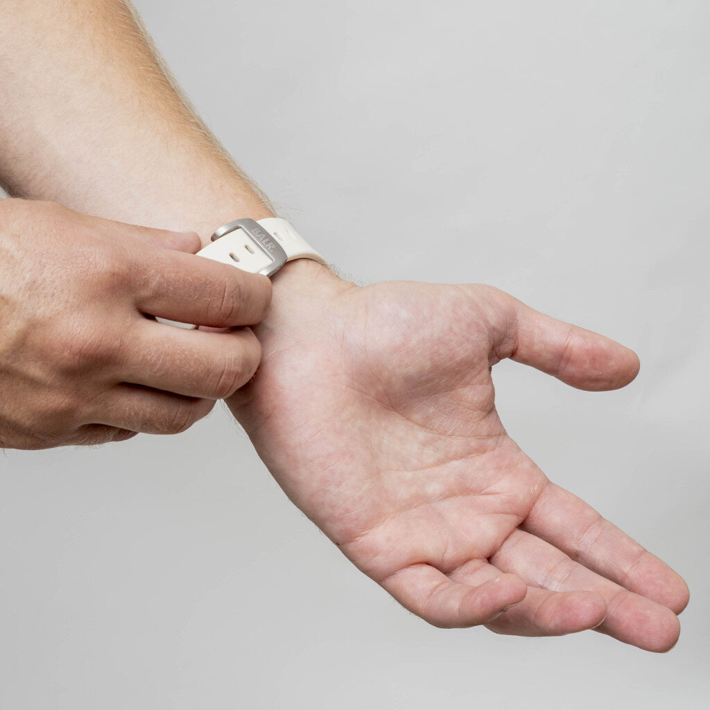 BALR Apple Watch Ultra liquid siliconen band (beige/titanium)