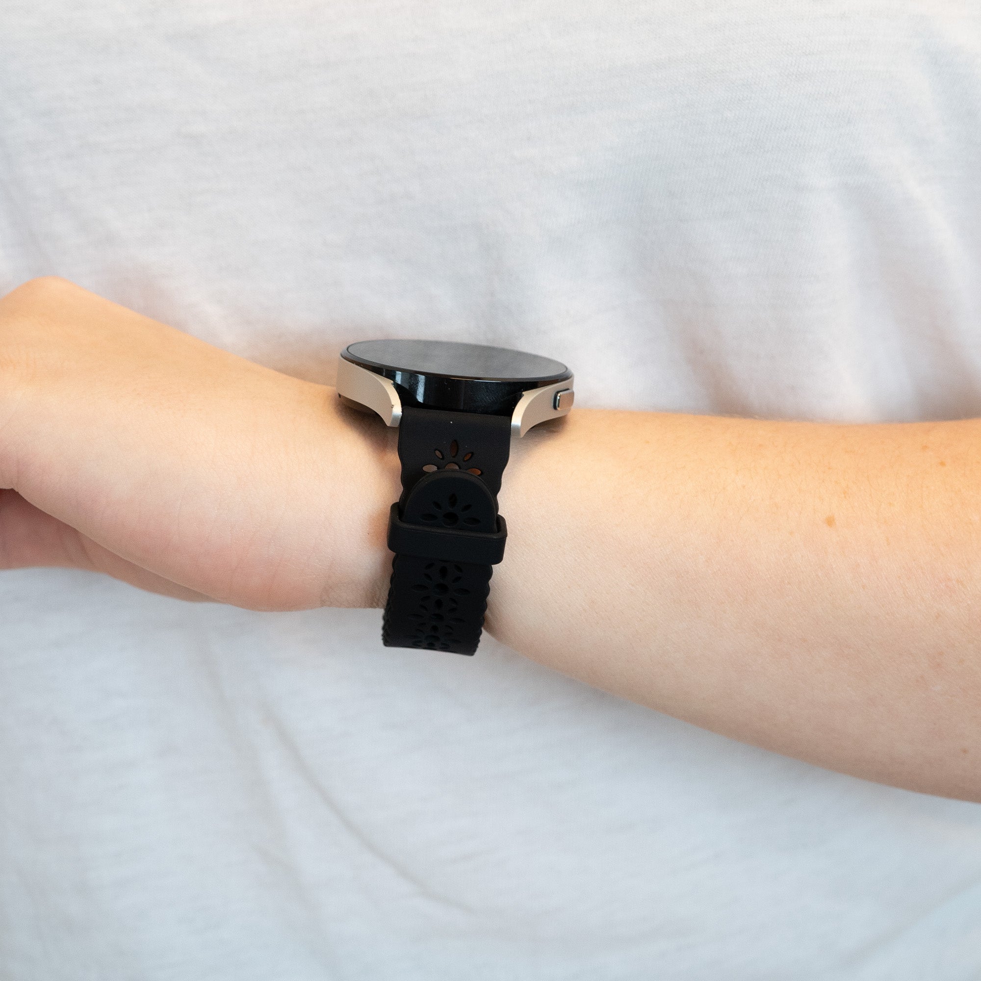 Bandz Amazfit Active 2 siliconen band met bloemenpatroon (zwart)