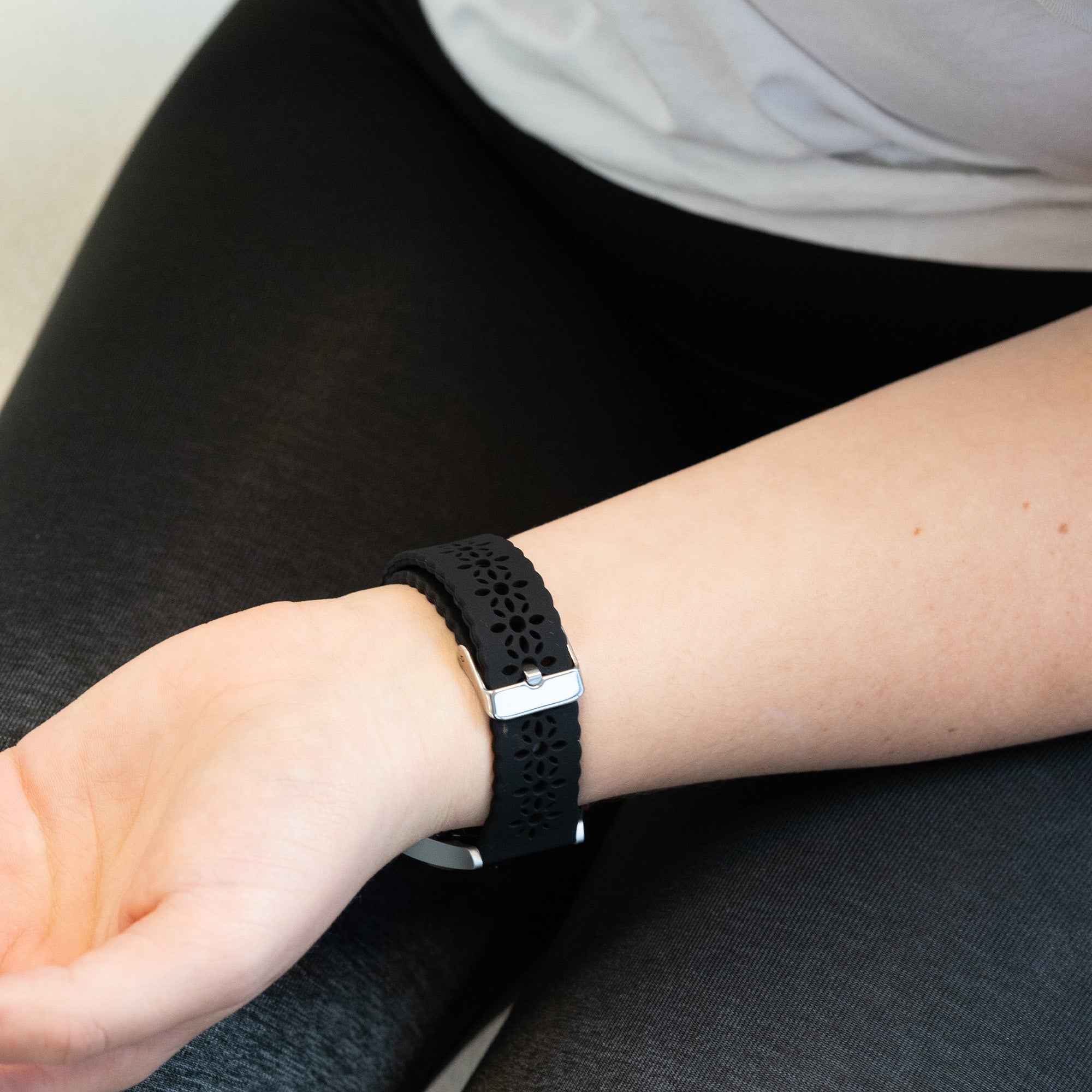 Bandz Coros Pace 2 siliconen band met bloemenpatroon (zwart)