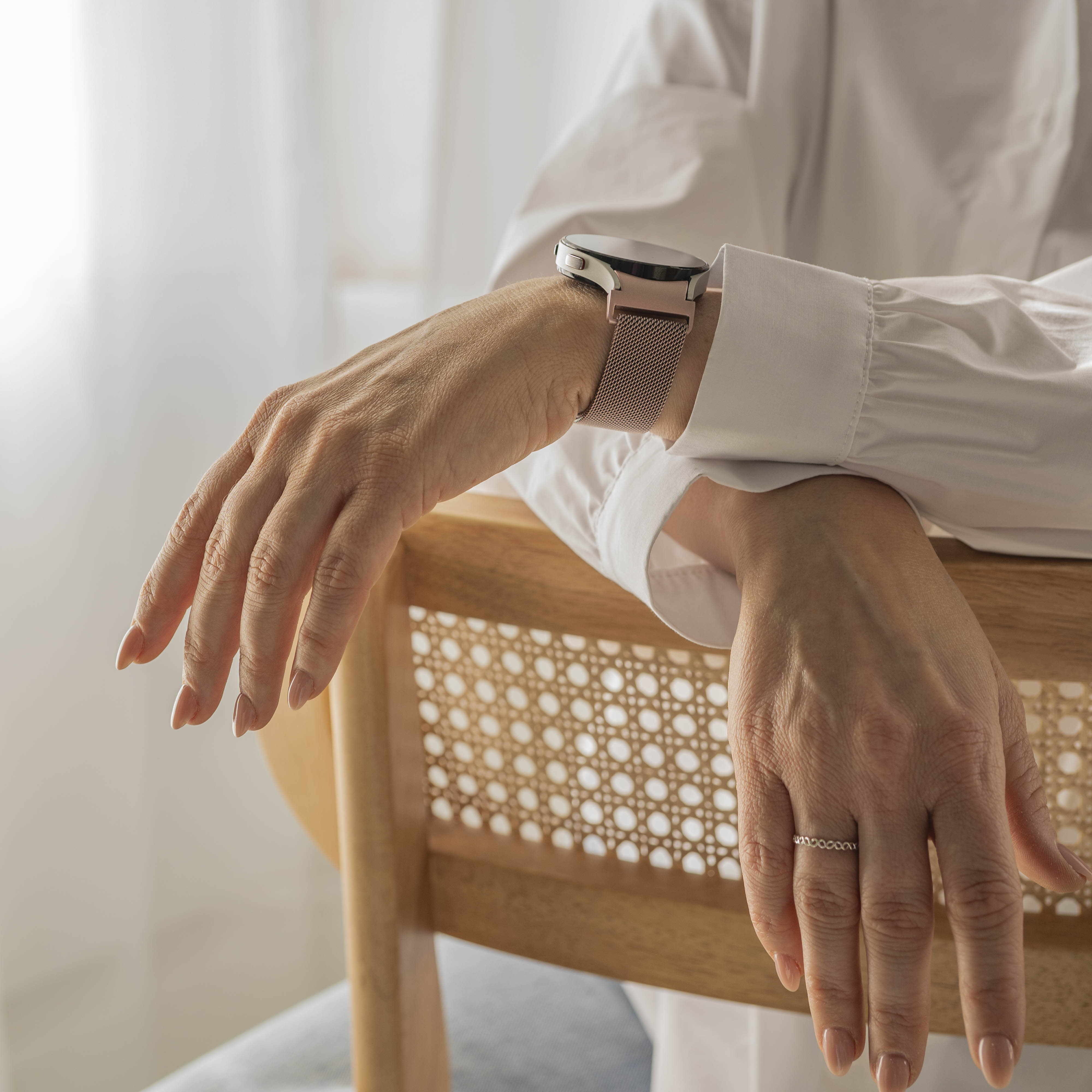 Samsung Galaxy Watch 5 40mm 'One push' Milanese band (roze)