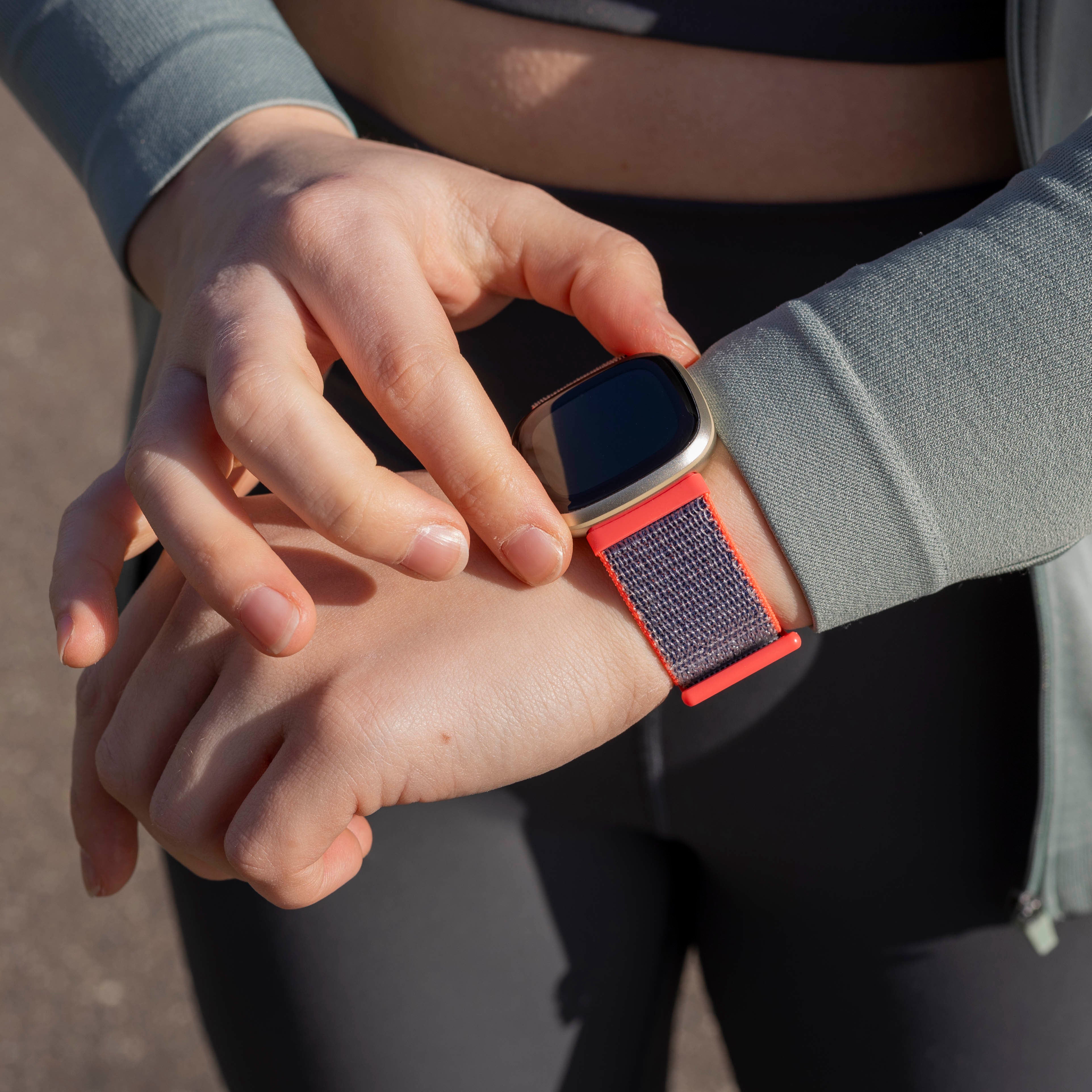 Fitbit Versa 3 nylon bandje (bright powder)
