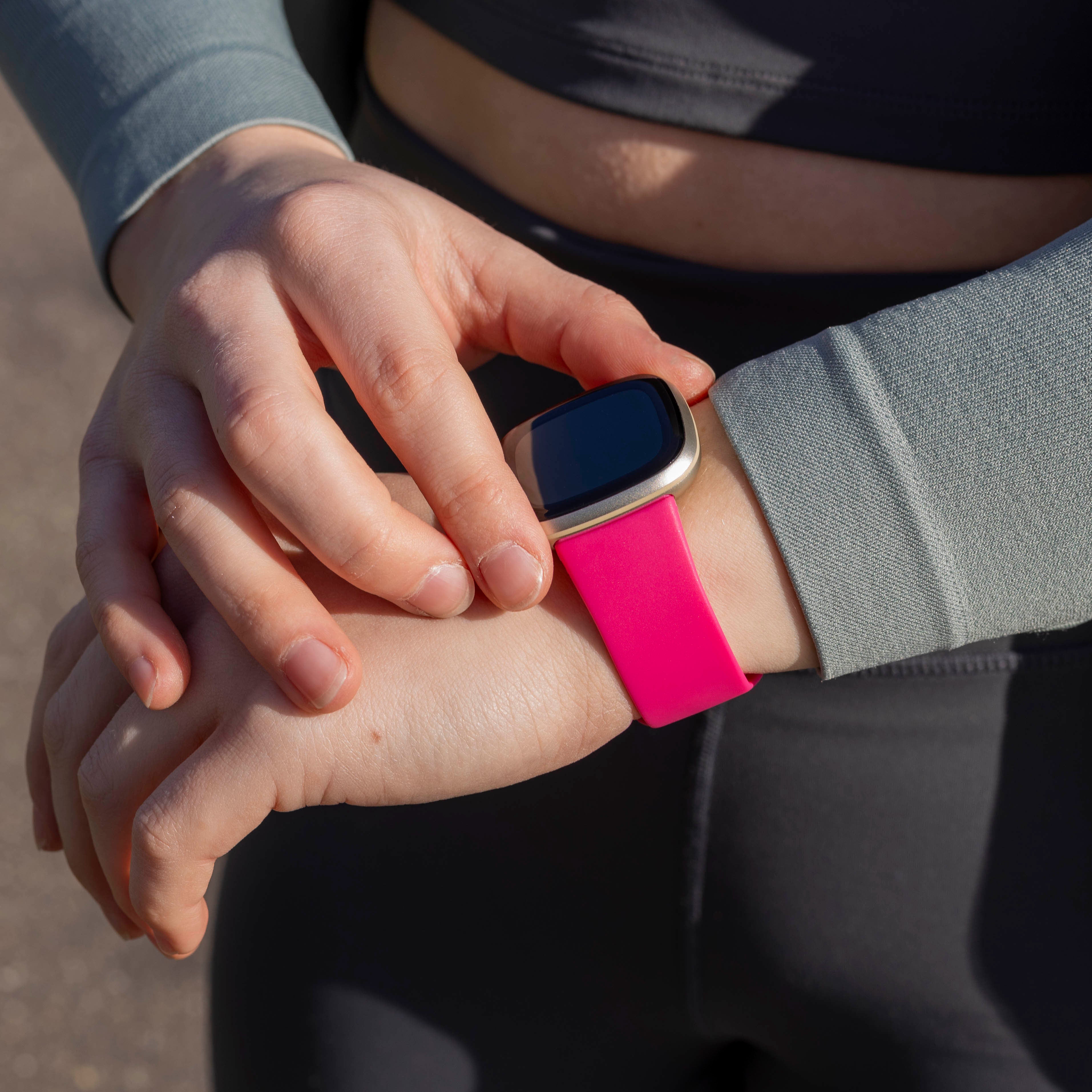 Fitbit Versa 4 siliconen classic bandje (knalroze)