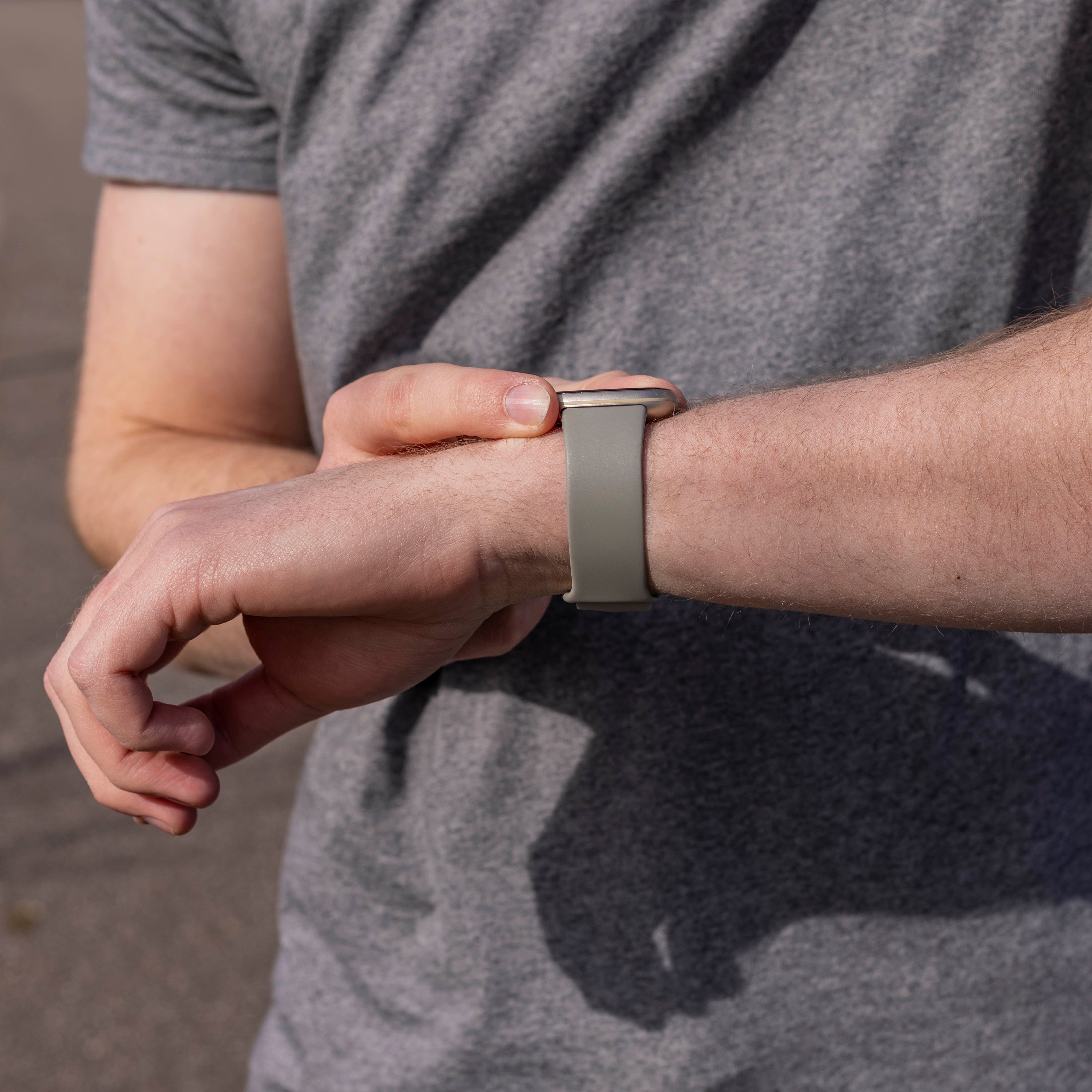 Fitbit Versa 4 Silicone Strap Classic (Grey)