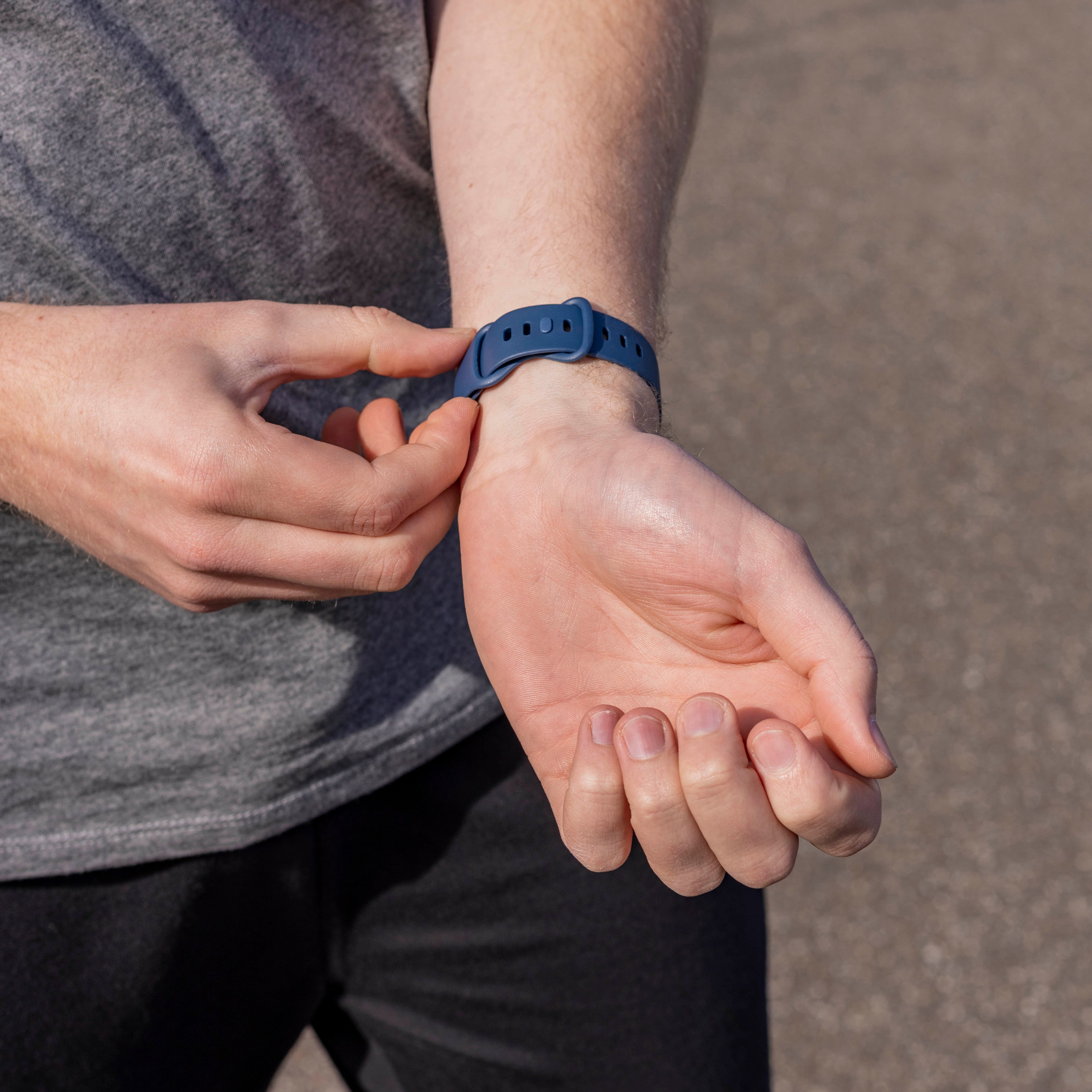 Fitbit Versa 3 siliconen classic bandje (donkerblauw)