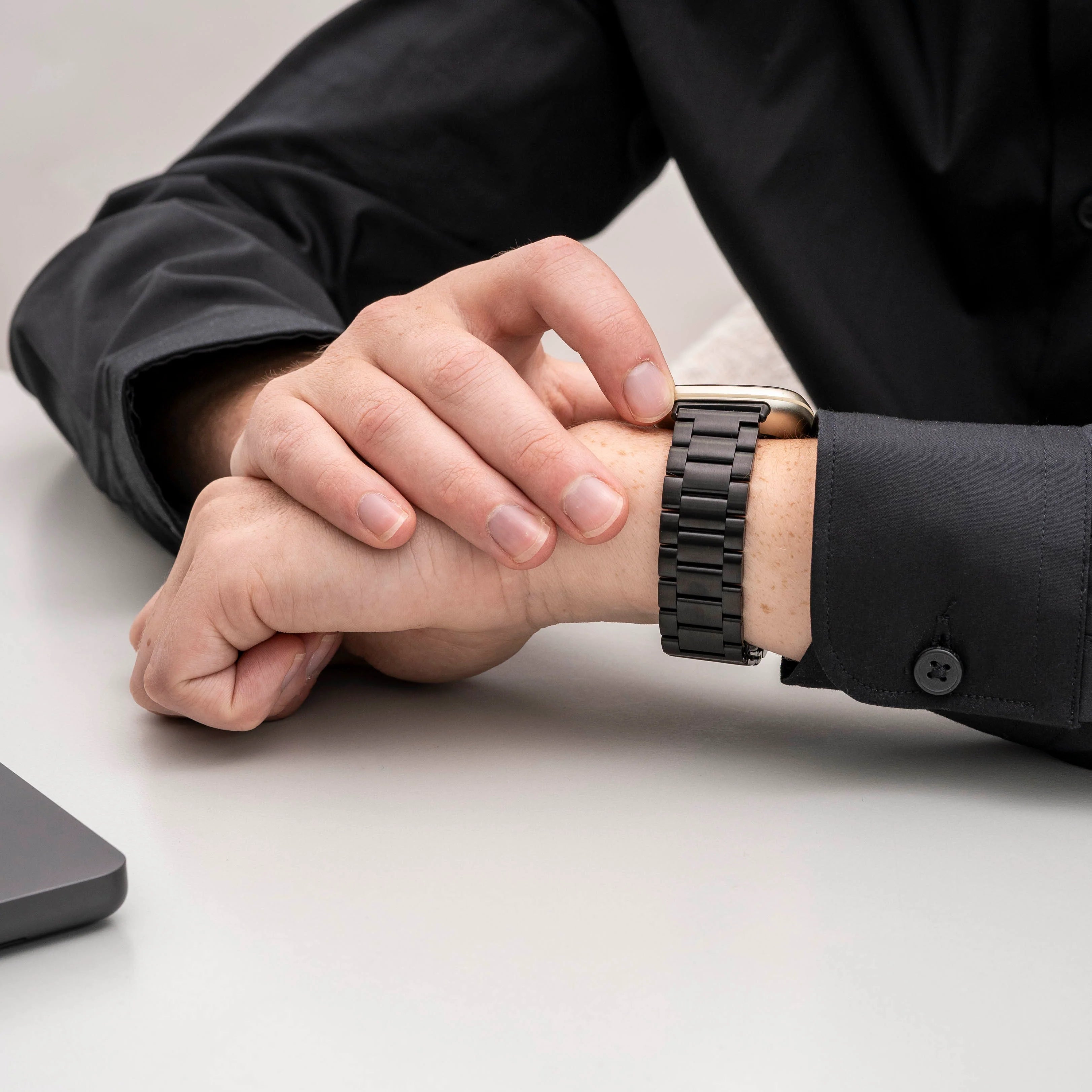 Fitbit Versa 4 stalen bandje (zwart)