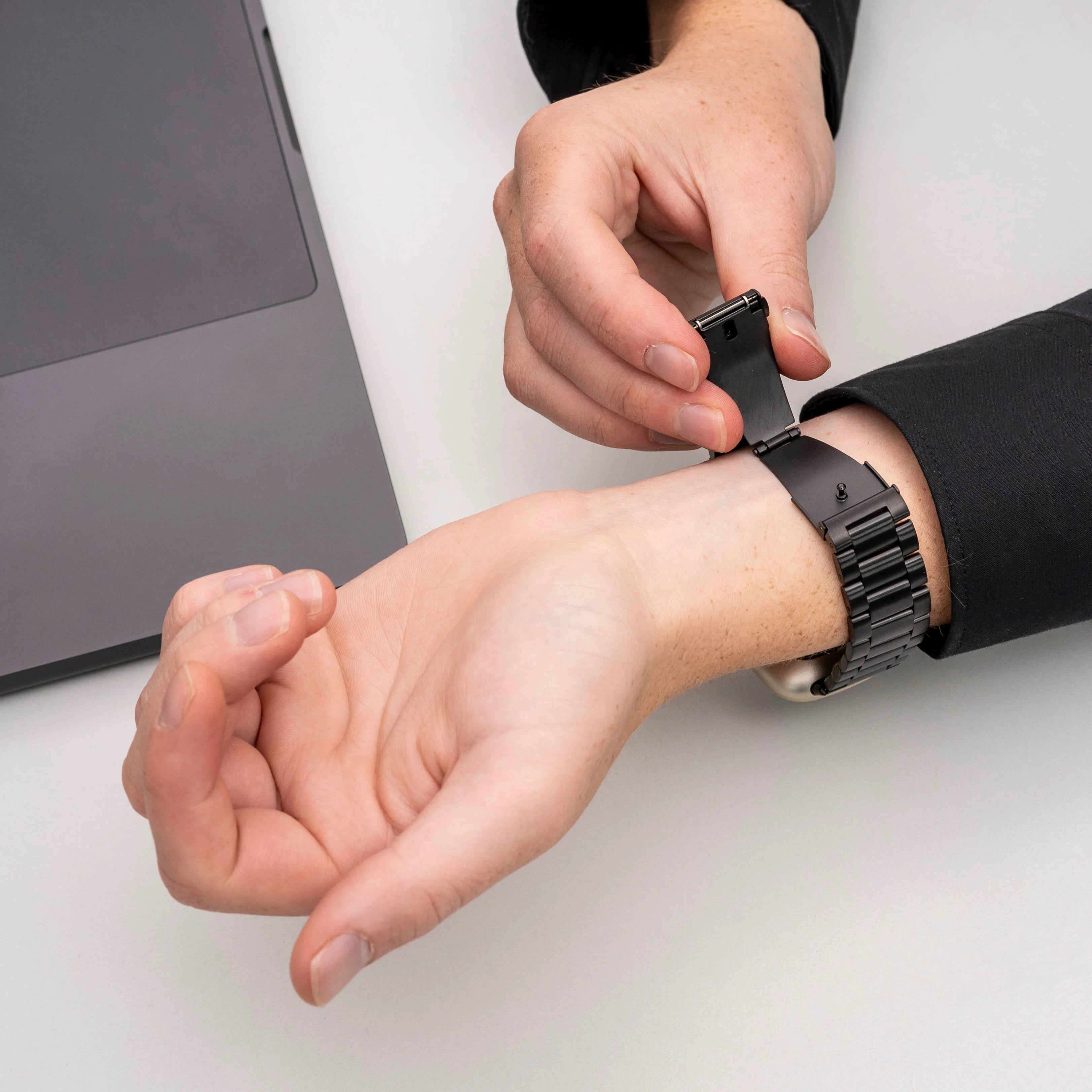 Fitbit Versa 4 stalen bandje (zwart)