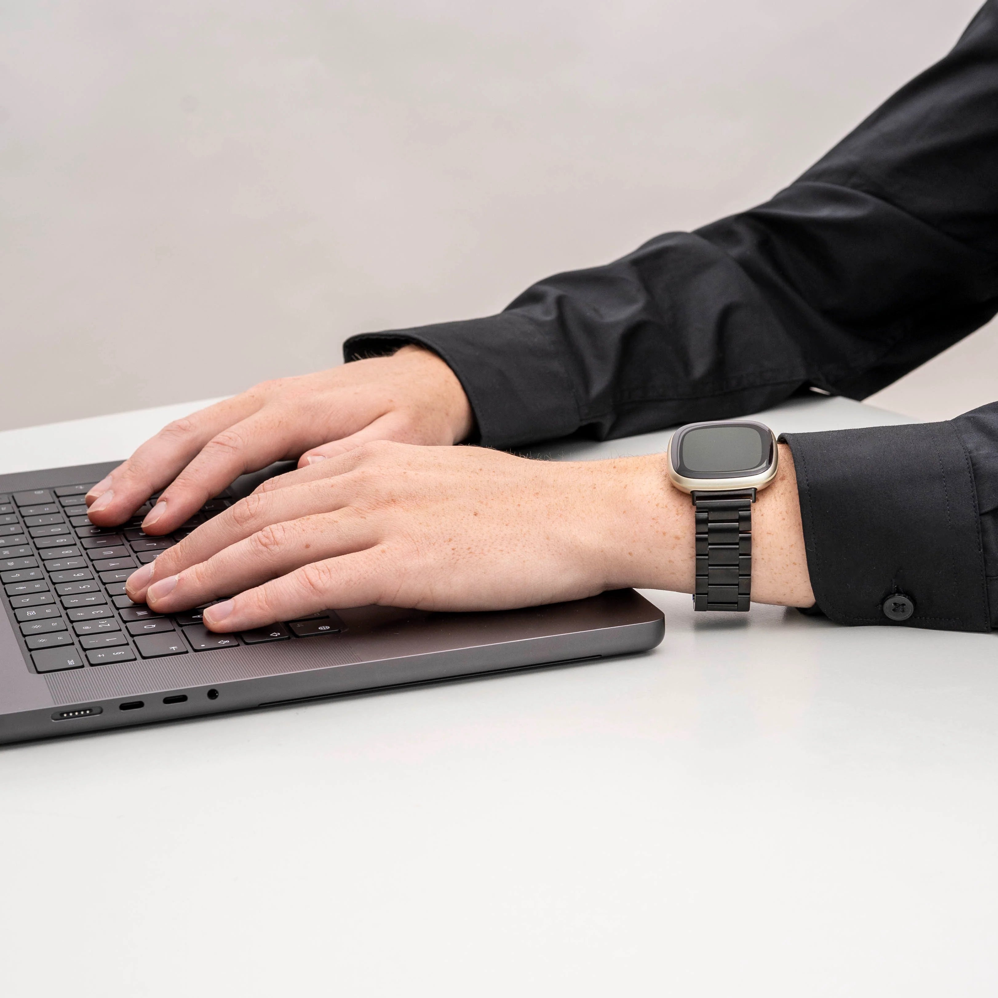 Fitbit Versa 4 stalen bandje (zwart)