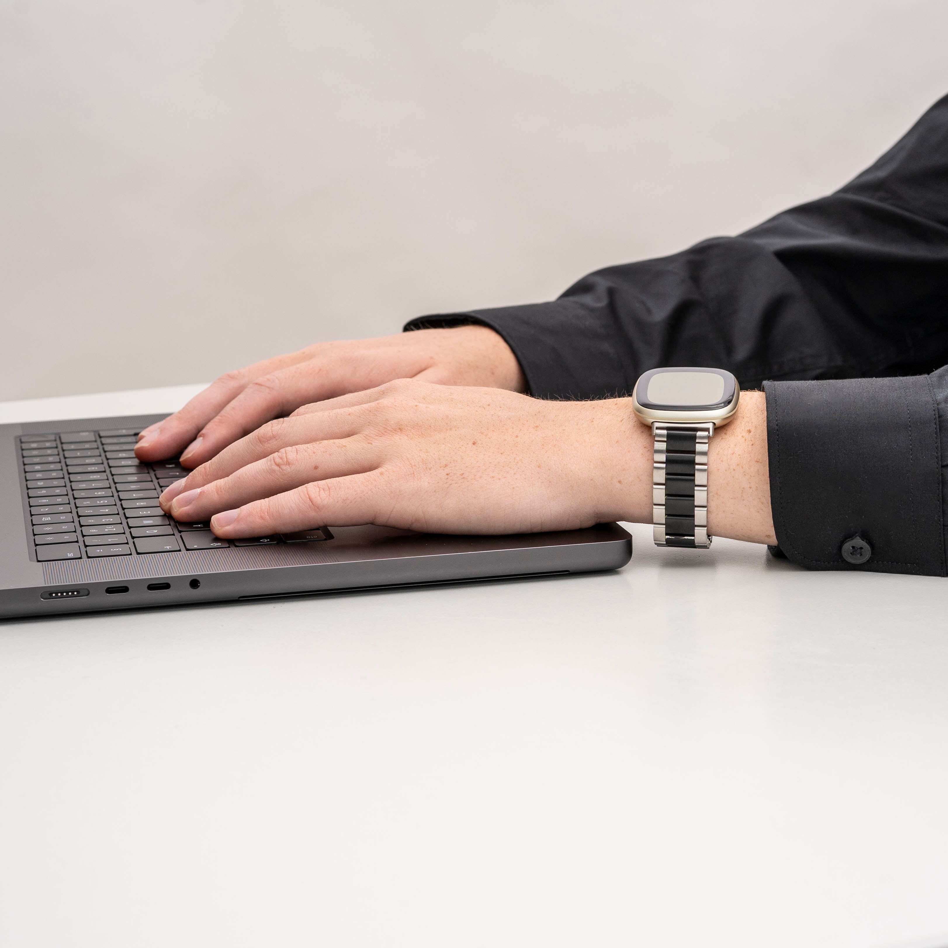 Fitbit Sense stalen band (zilver/zwart)