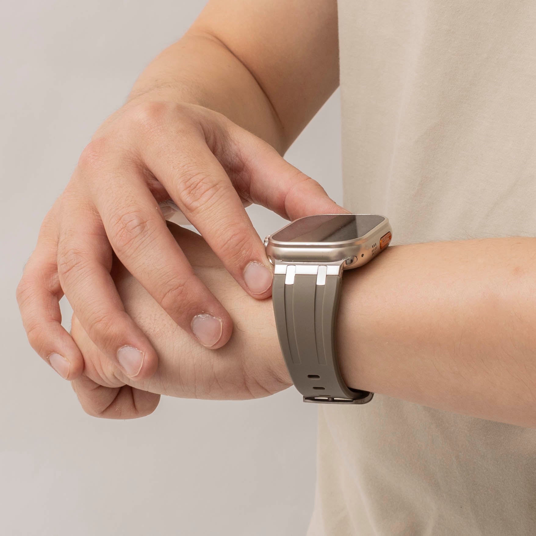 Bandz Apple Watch siliconen band 'Luxe Liquid' (bruin met titanium)