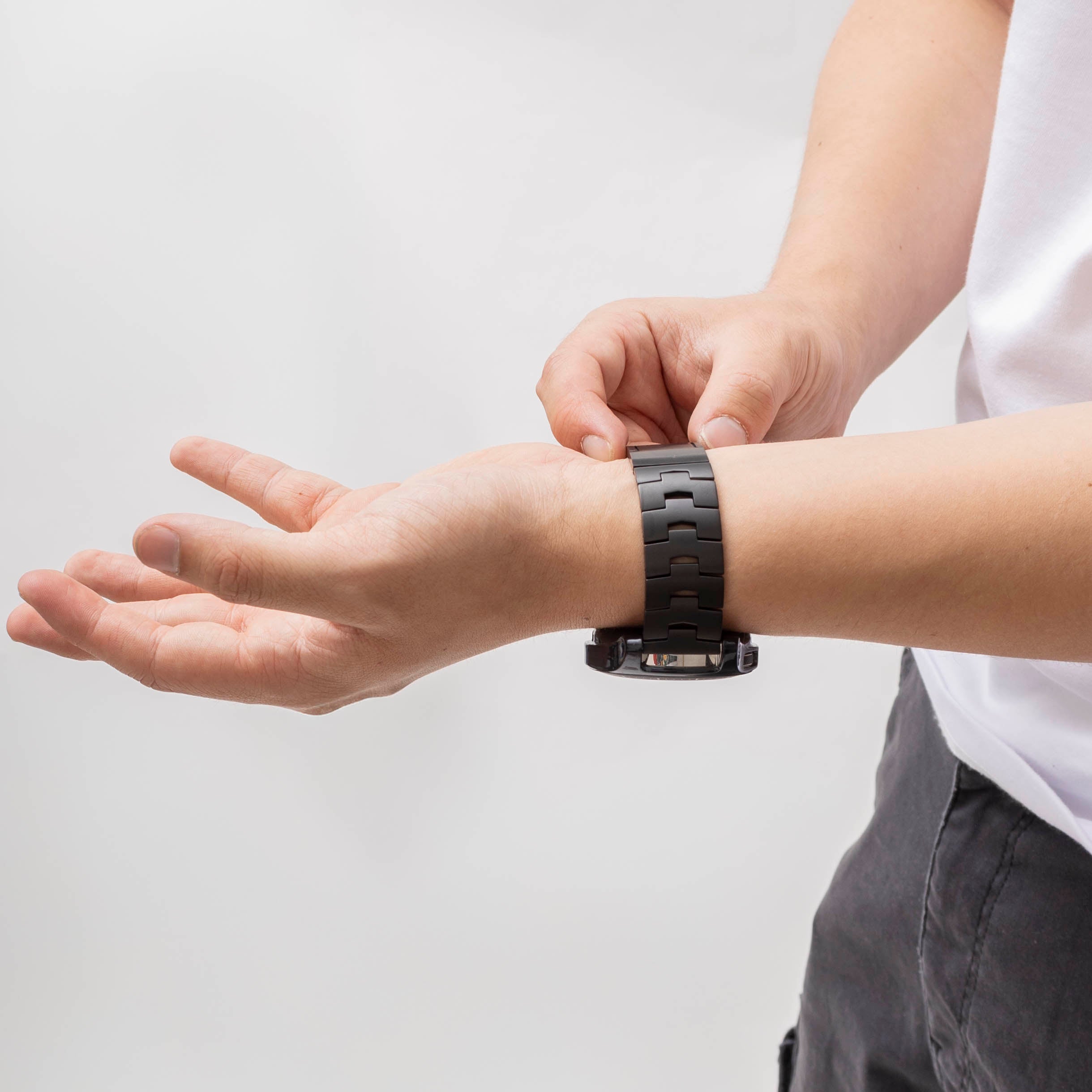 Polar Vantage M titanium grain band (platte sluiting) (zwart)