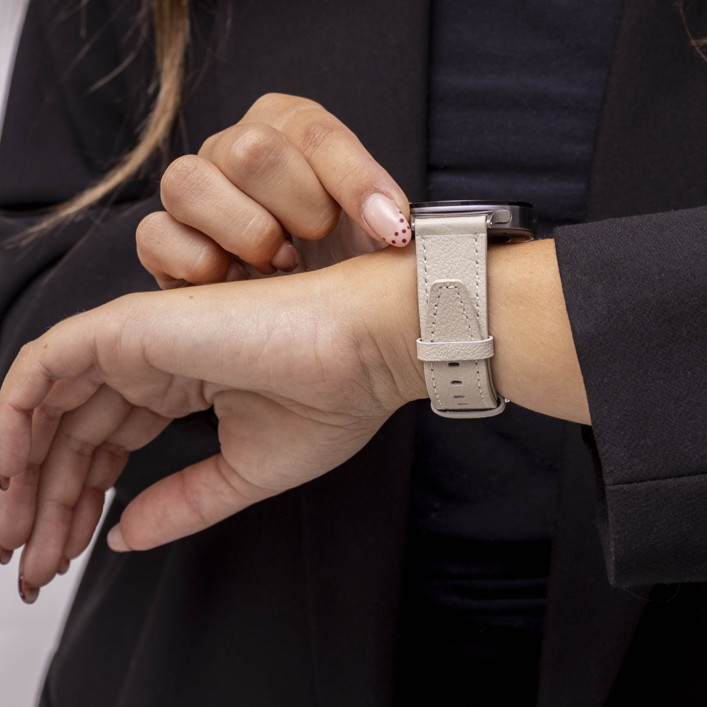 Bandz Samsung Galaxy Watch 8 Classic lederen band 'Deluxe' (lichtbeige)