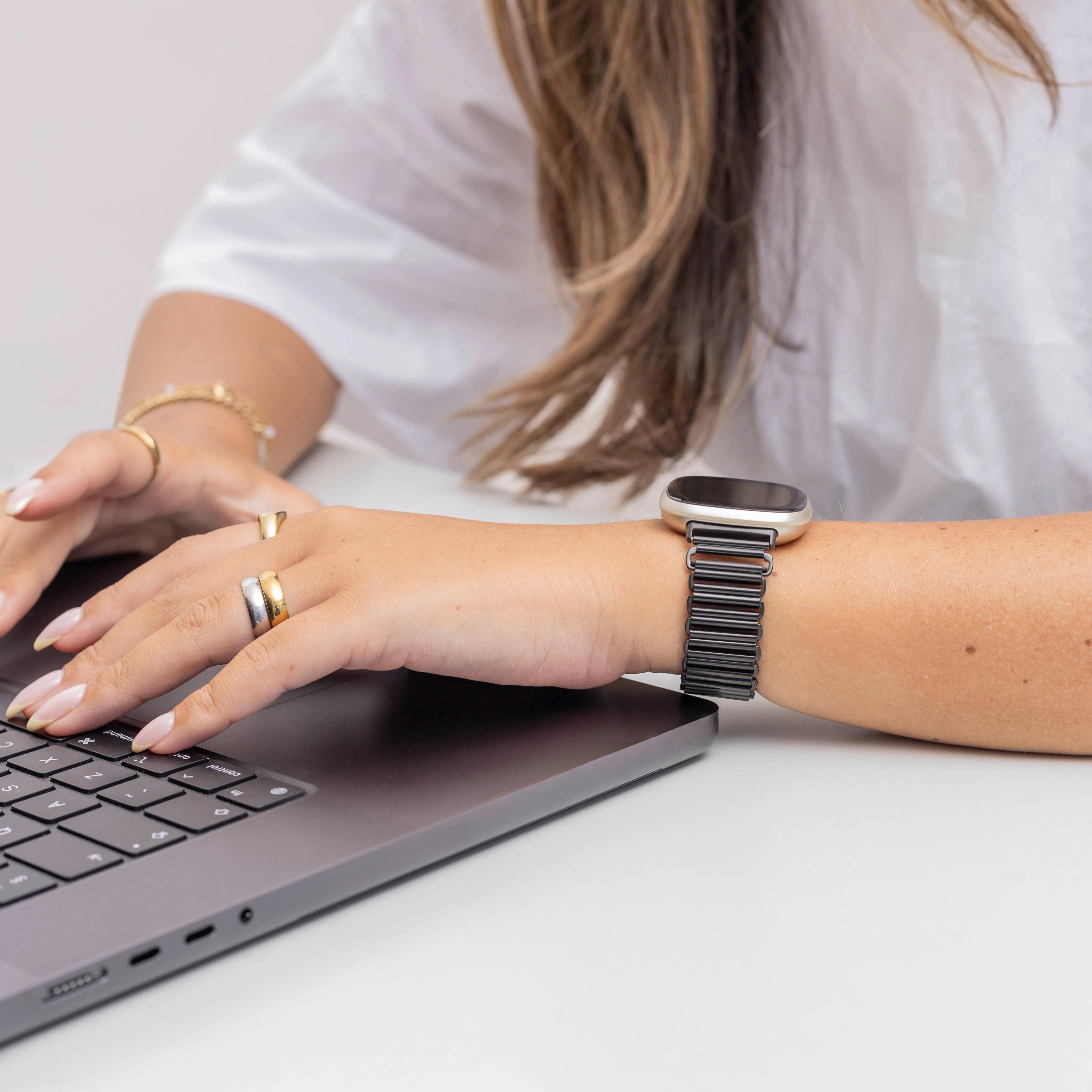 Fitbit Versa 4 stalen loop bandje (zwart)