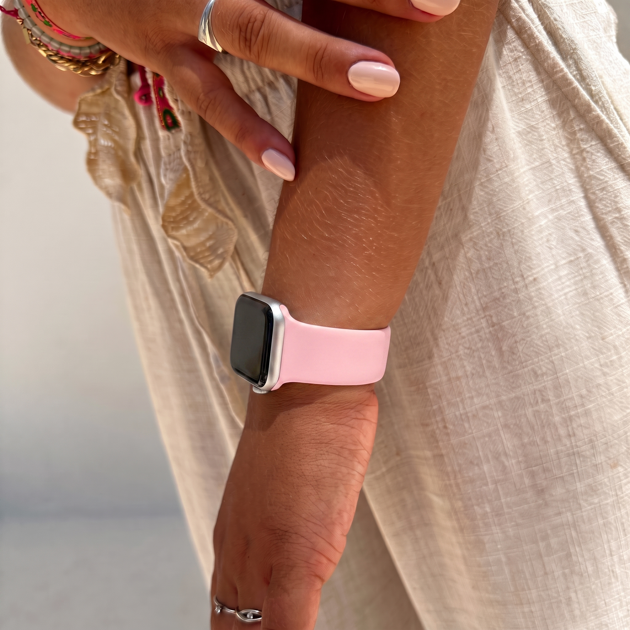 xoxo Wildhearts Apple Watch Siliconen bandje (zand roze)