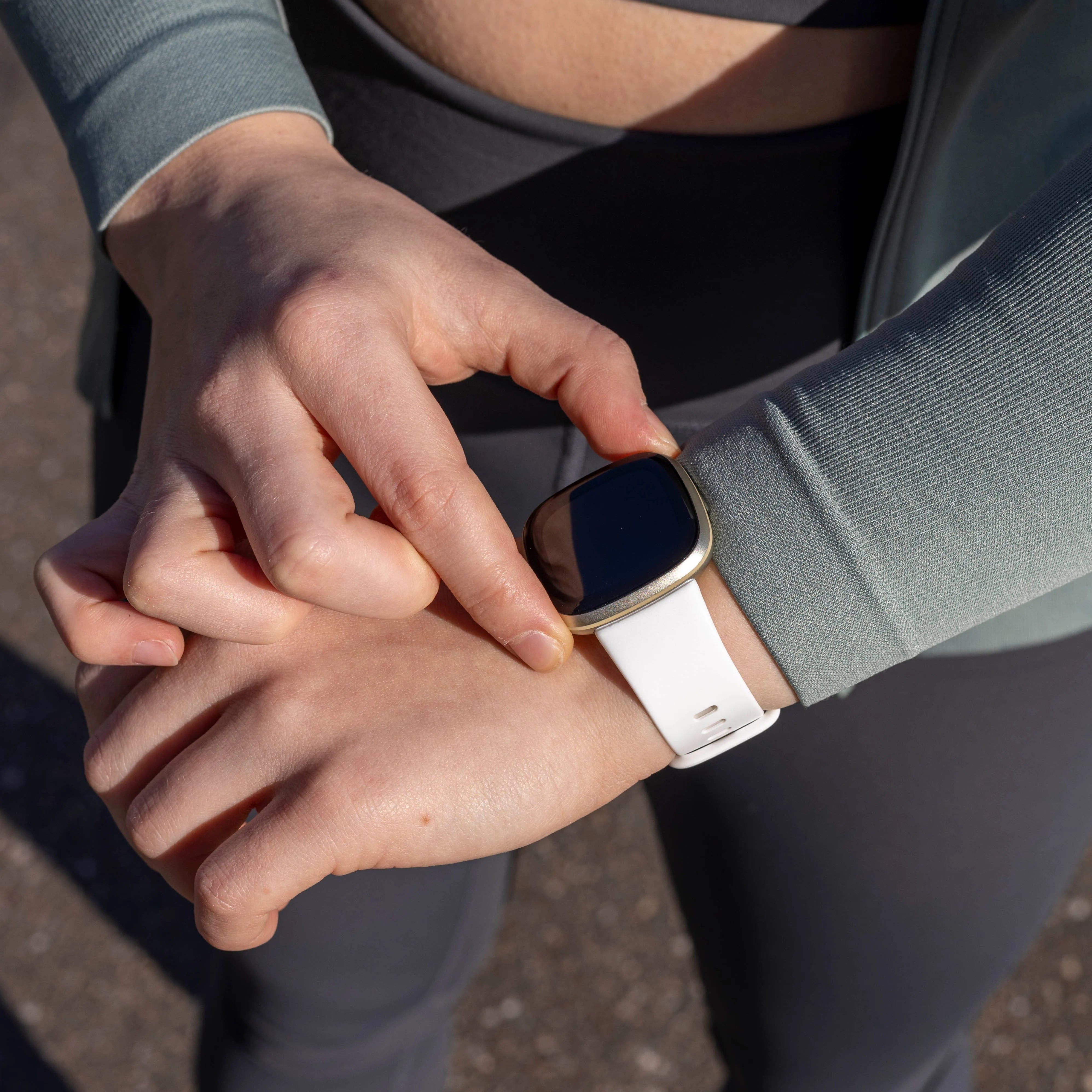 Fitbit Versa 4 siliconen classic bandje (wit)