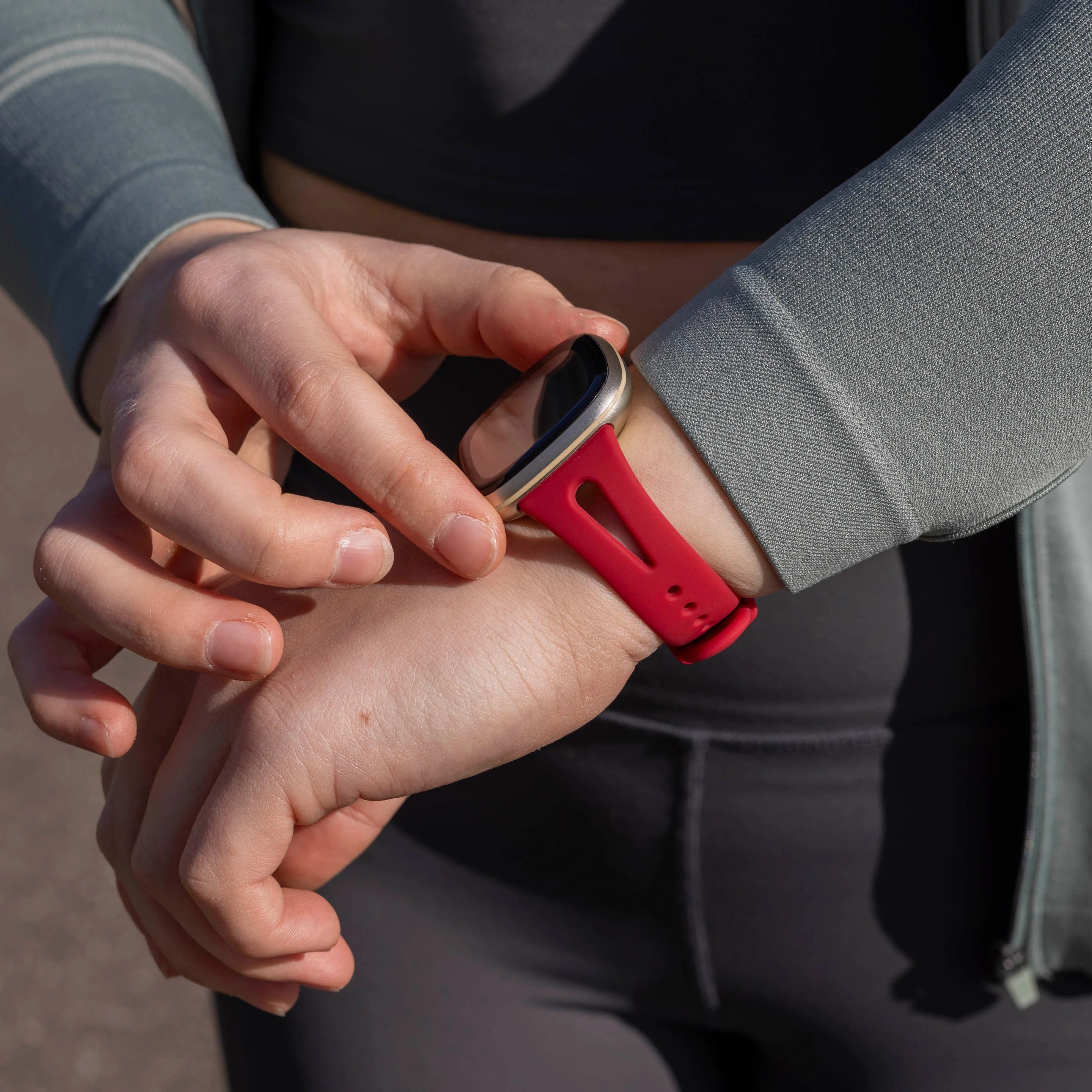 Fitbit Versa 4 luxe siliconen bandje (rosé-rood)