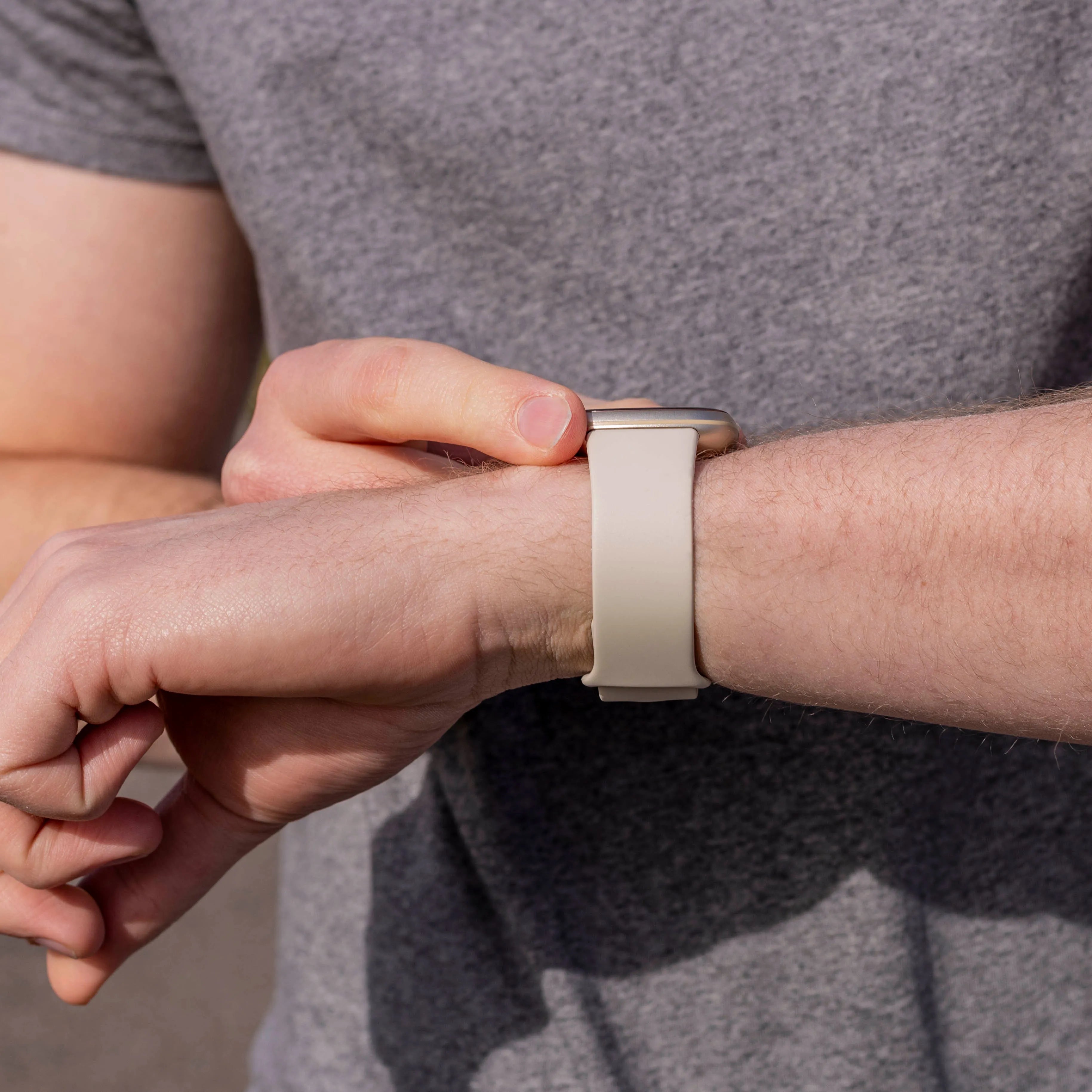 Fitbit Sense 2 siliconen classic bandje (lichtbeige)