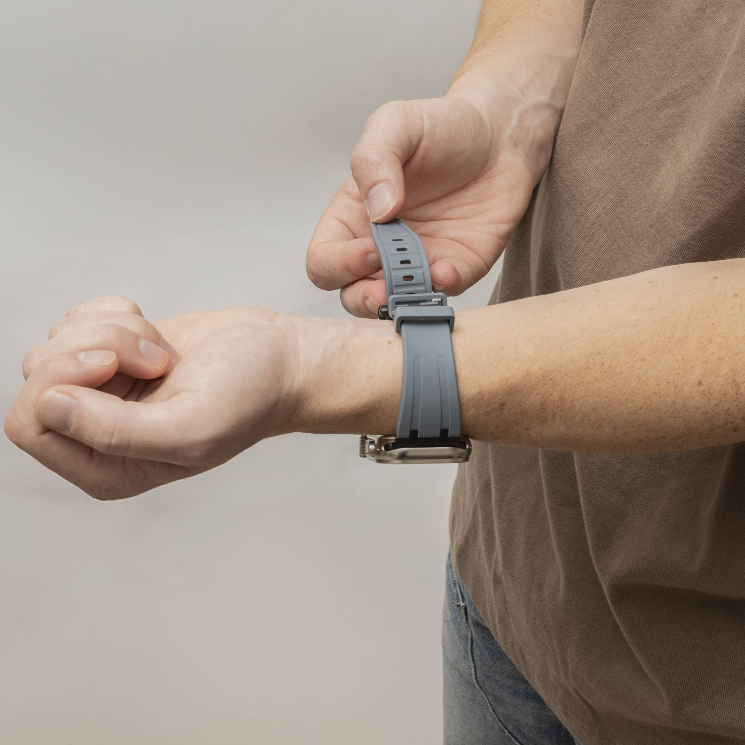 Bandz Apple Watch Ultra siliconen band 'Luxe Liquid' (grijs/zwart)