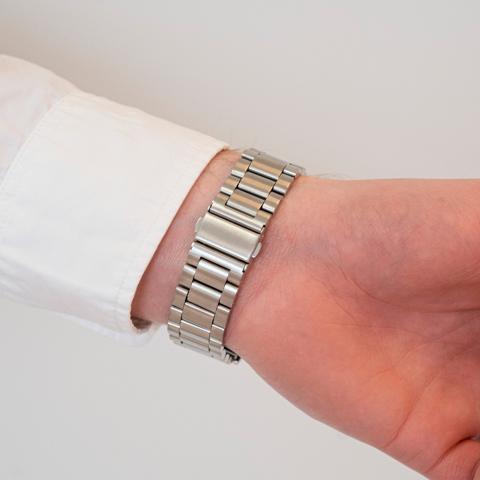 Steel Strap 'One Push', silver, lifestyle photo