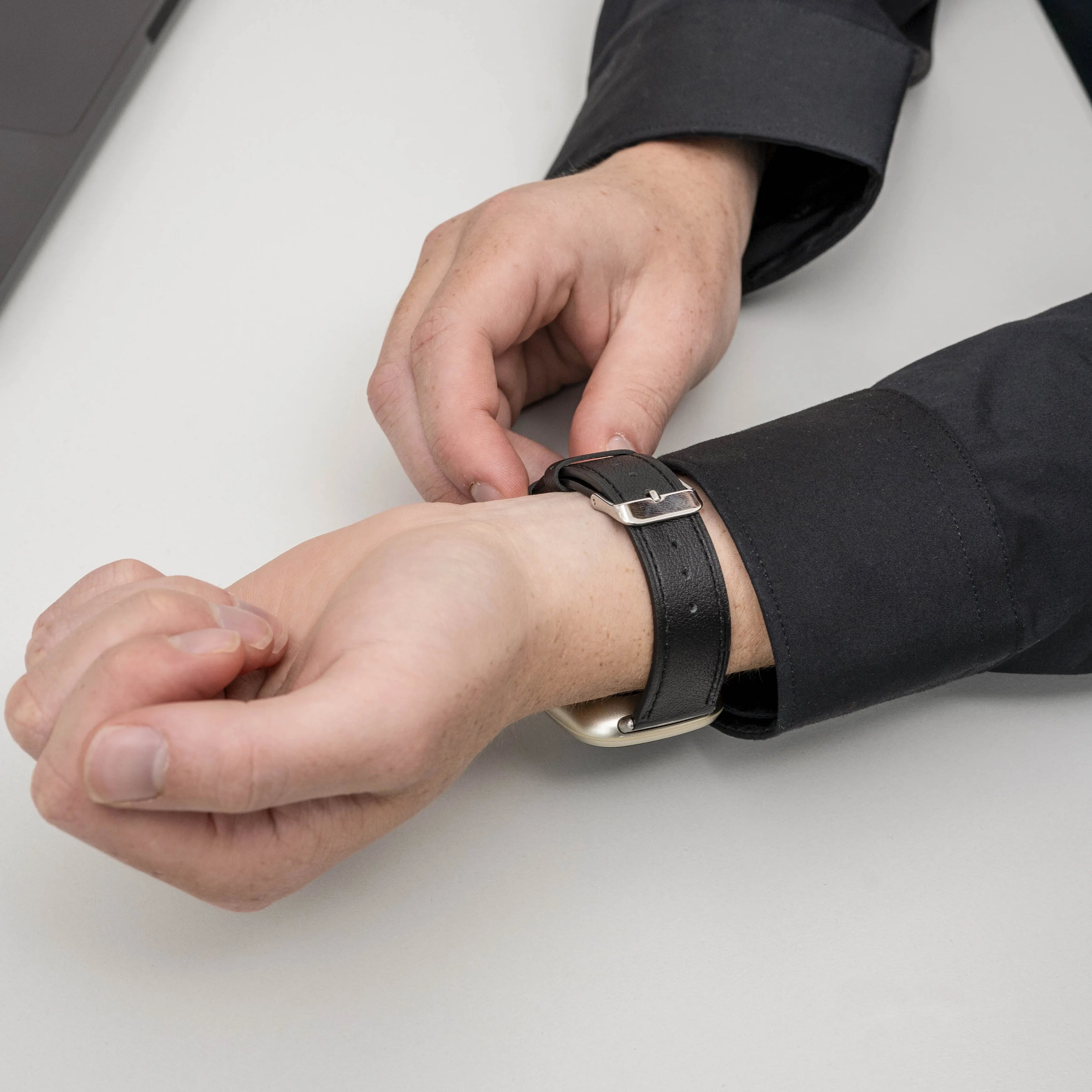 Fitbit Versa 3 bandje leer (strak zwart)