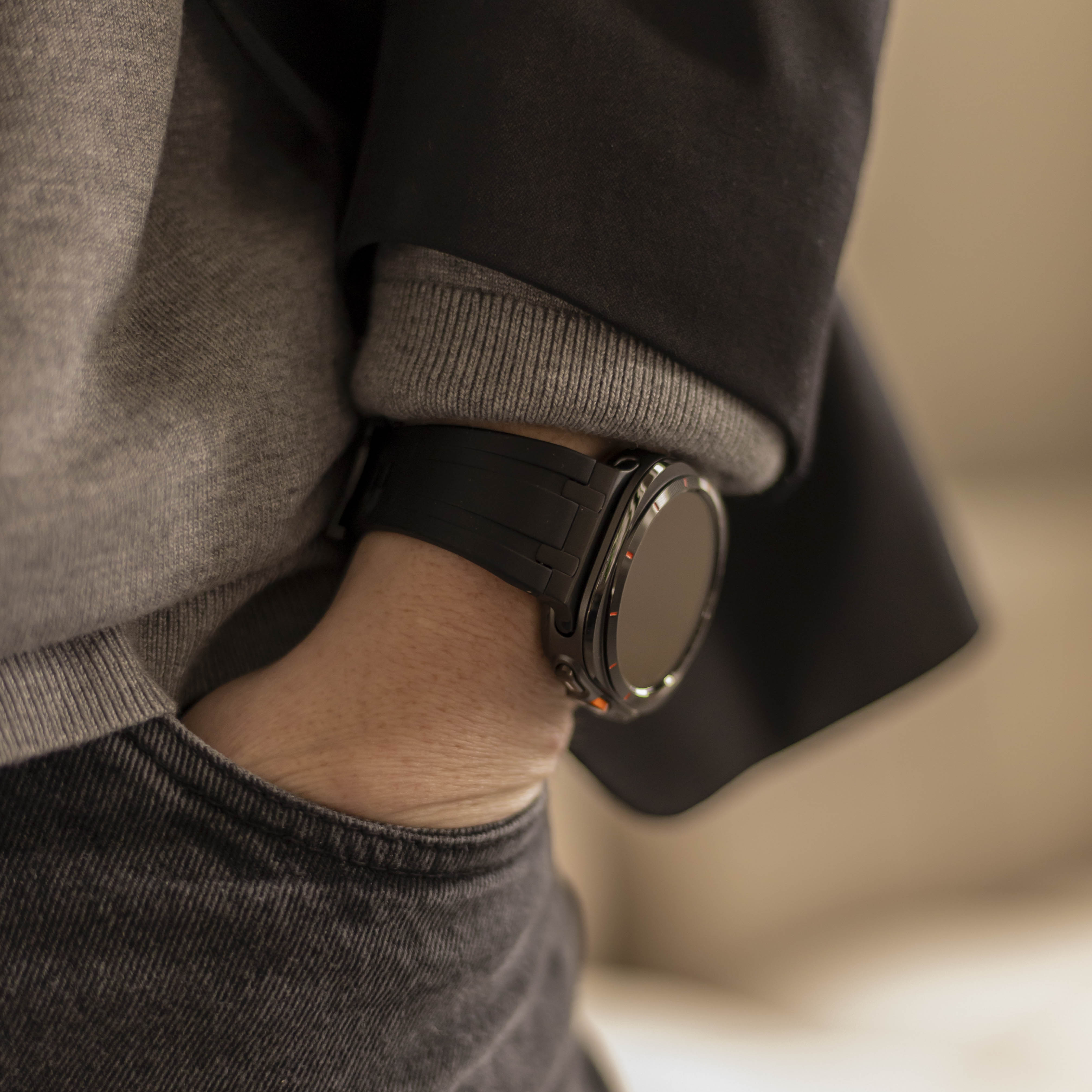 Bandz Samsung Galaxy Watch Ultra 2 siliconen band 'Luxe Liquid' (oranje met zwart)