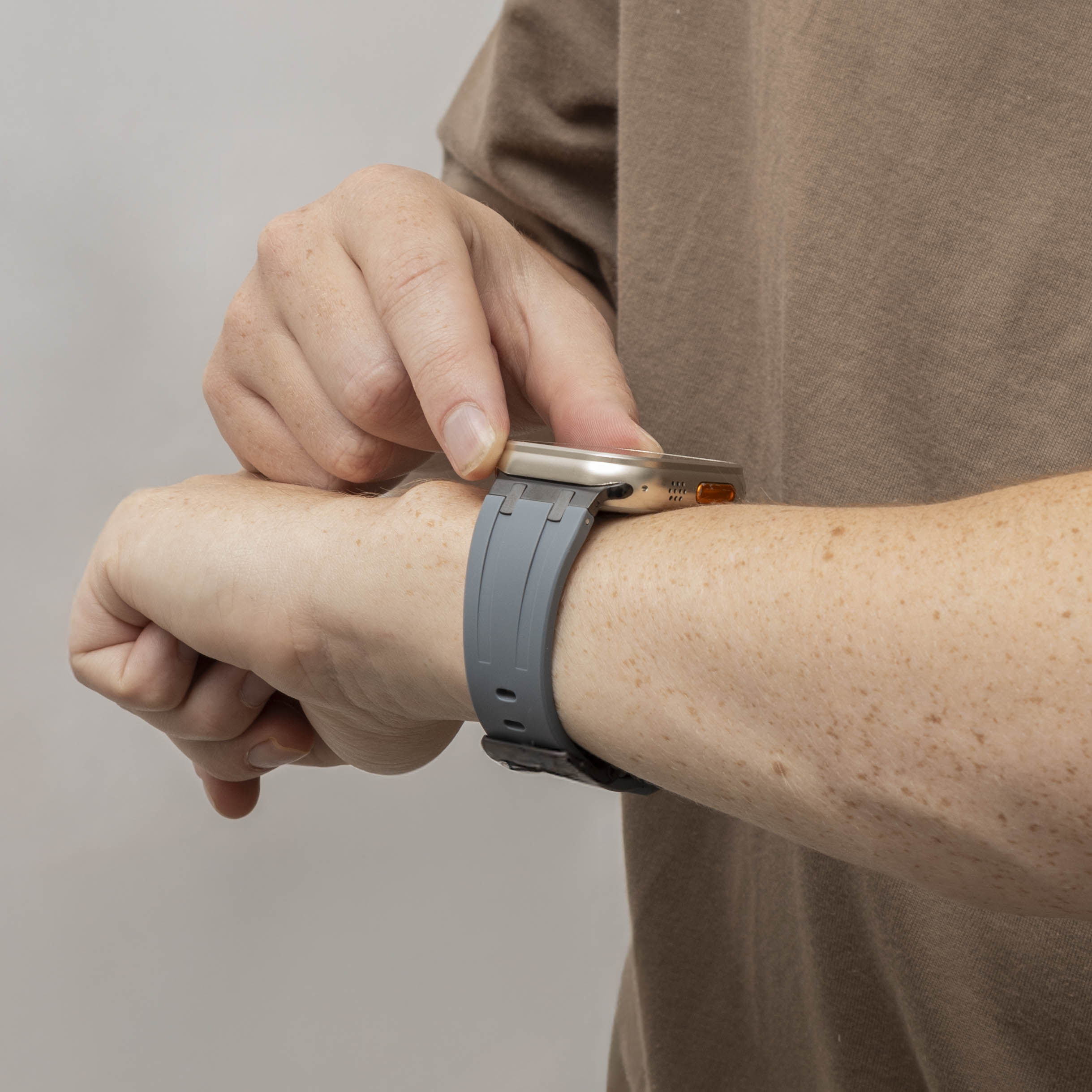 Bandz Apple Watch Ultra siliconen band 'Luxe Liquid' (grijs/zwart)