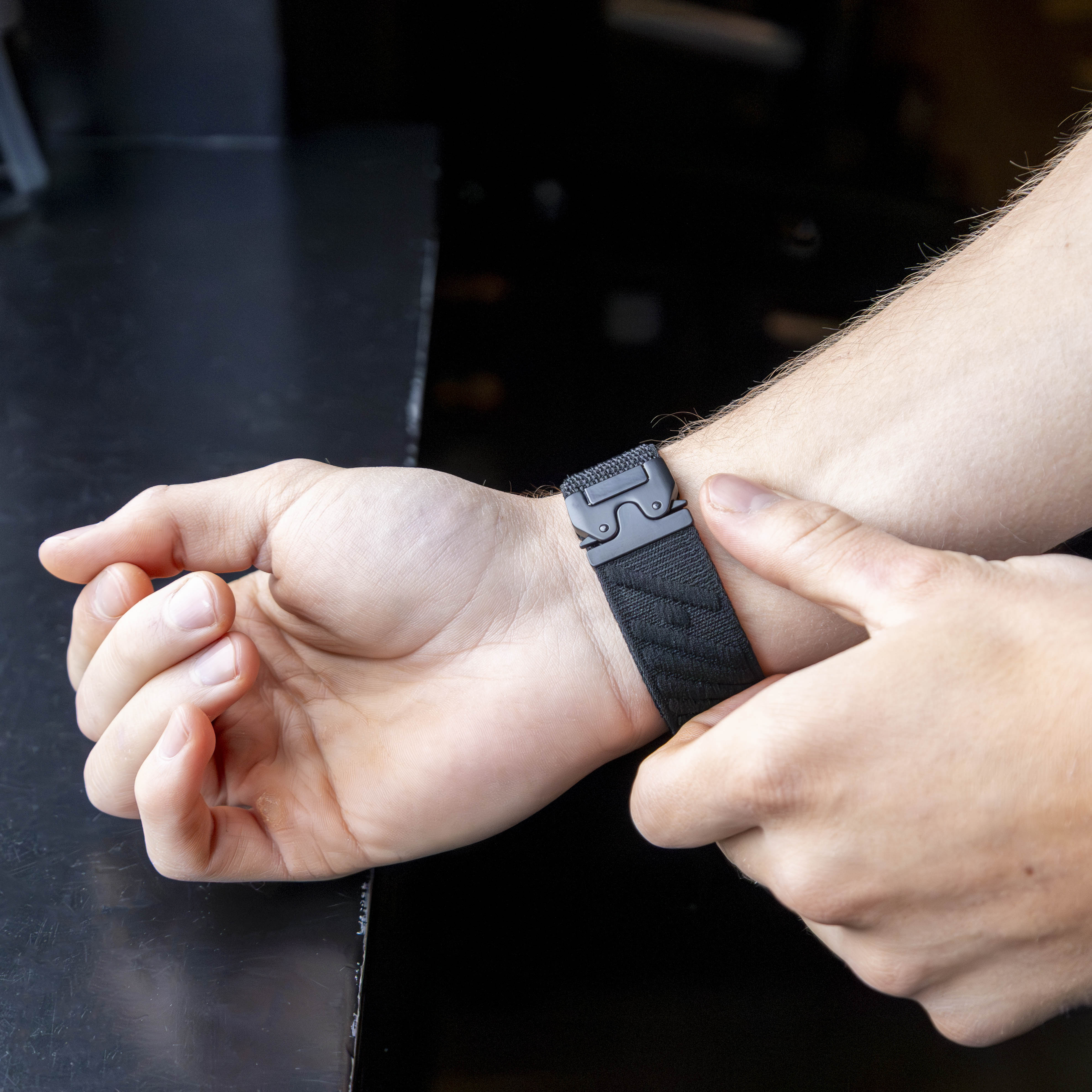Bandz Apple Watch Ultra nylon band 'Wave' met P-buckle (zwart)