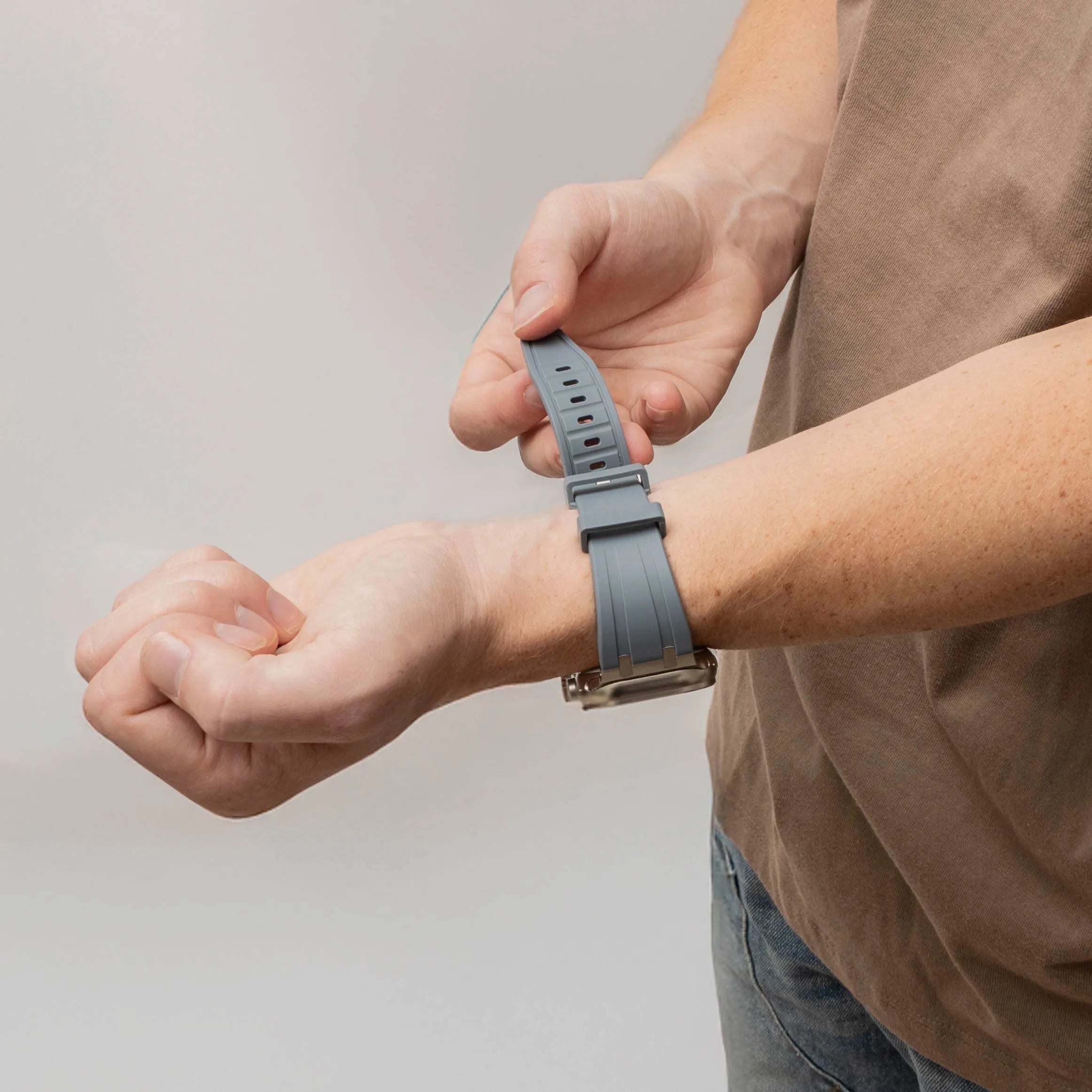 Apple Watch luxe liquid silicone band (donkergrijs met zilver)
