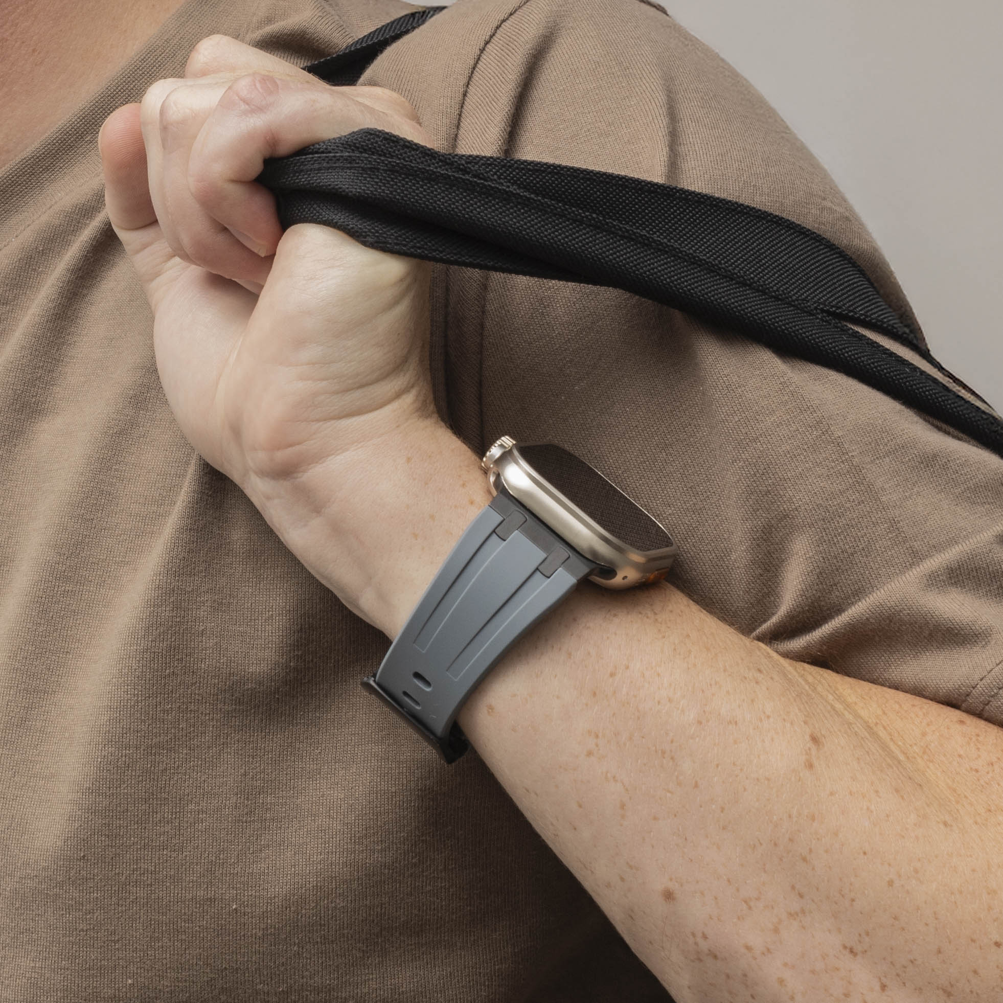 Bandz Apple Watch Ultra siliconen band 'Luxe Liquid' (grijs/zwart)