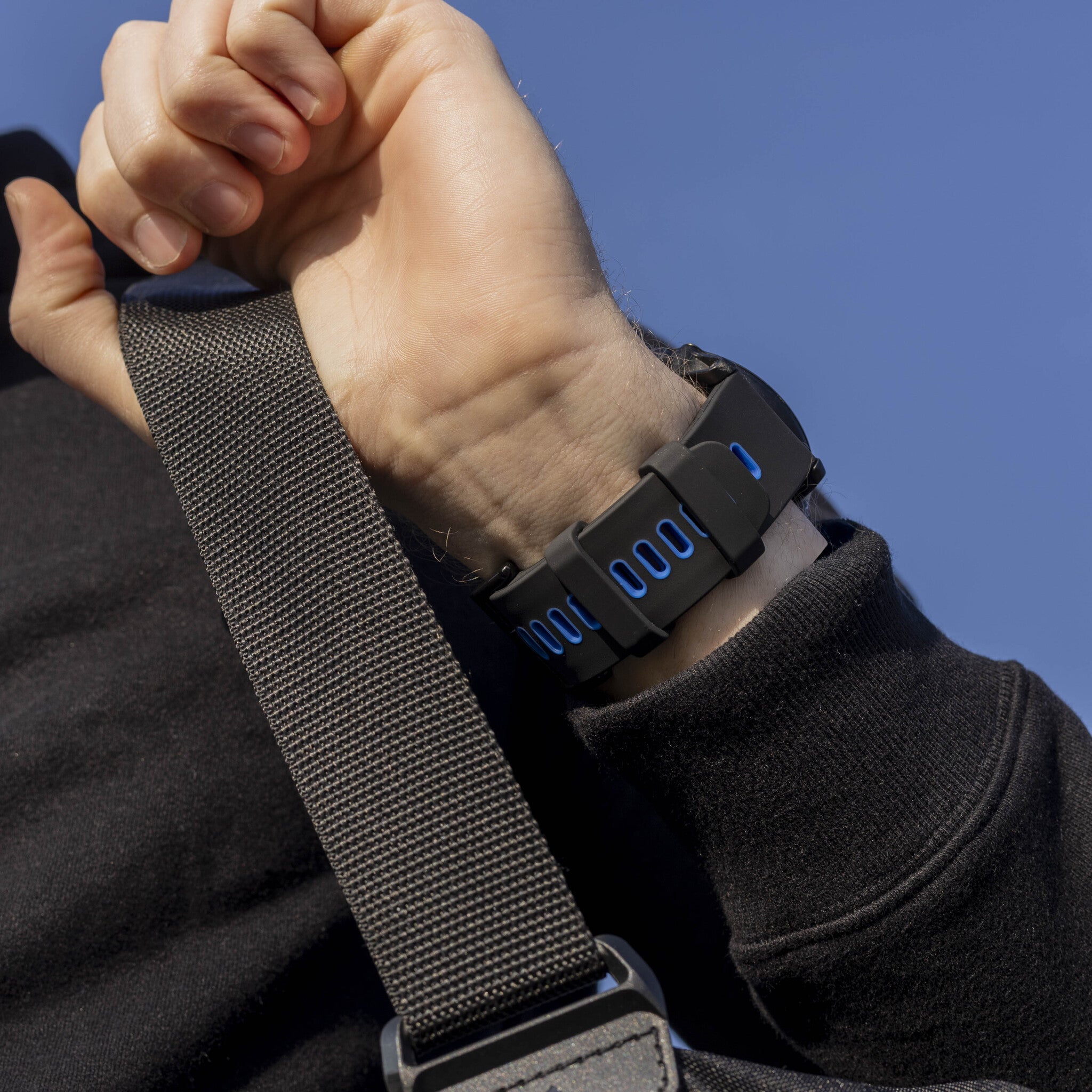 Garmin Fenix 8 Pro - 51mm sport gesp band (zwart/blauw)