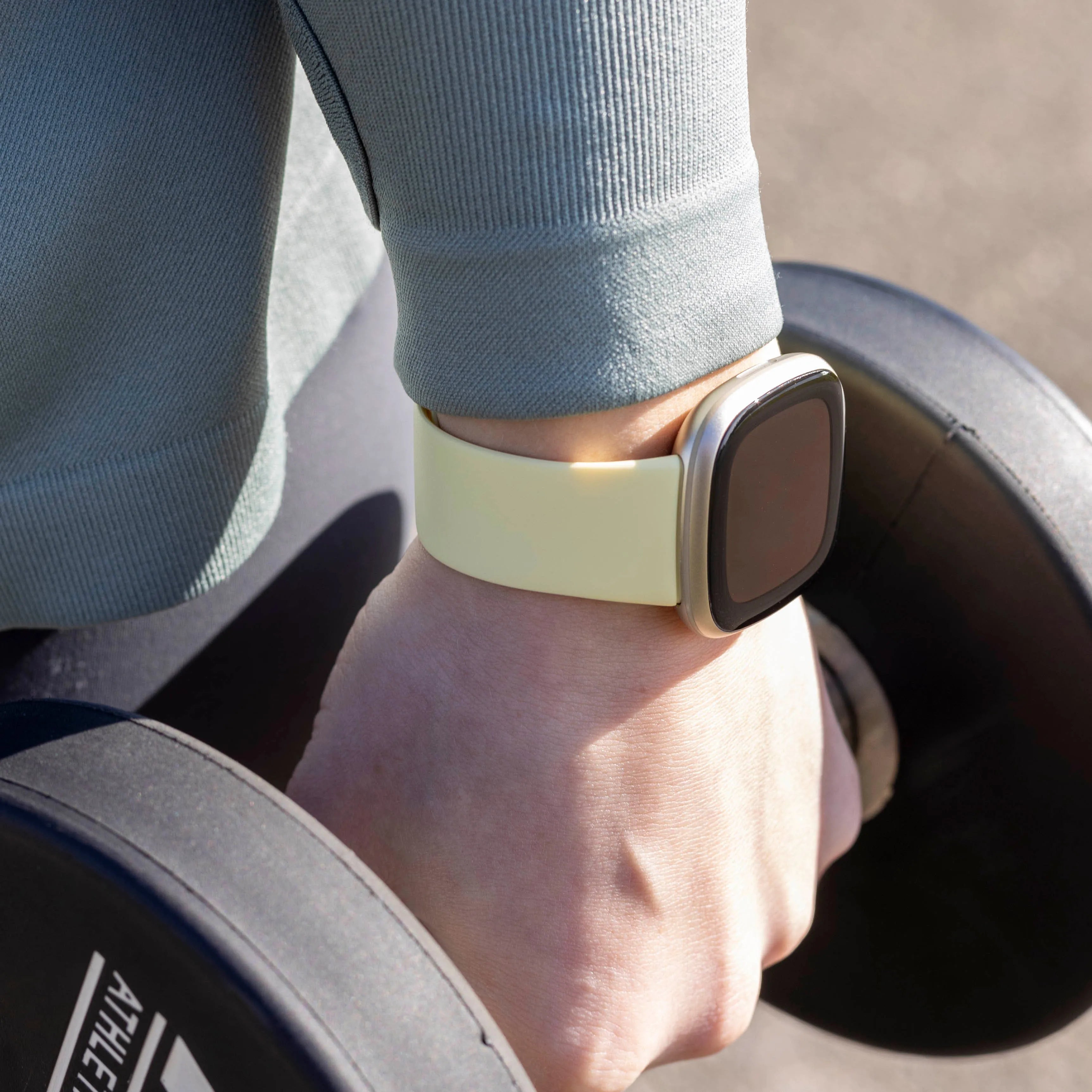 Fitbit Versa 4 siliconen classic bandje (lichtgeel)