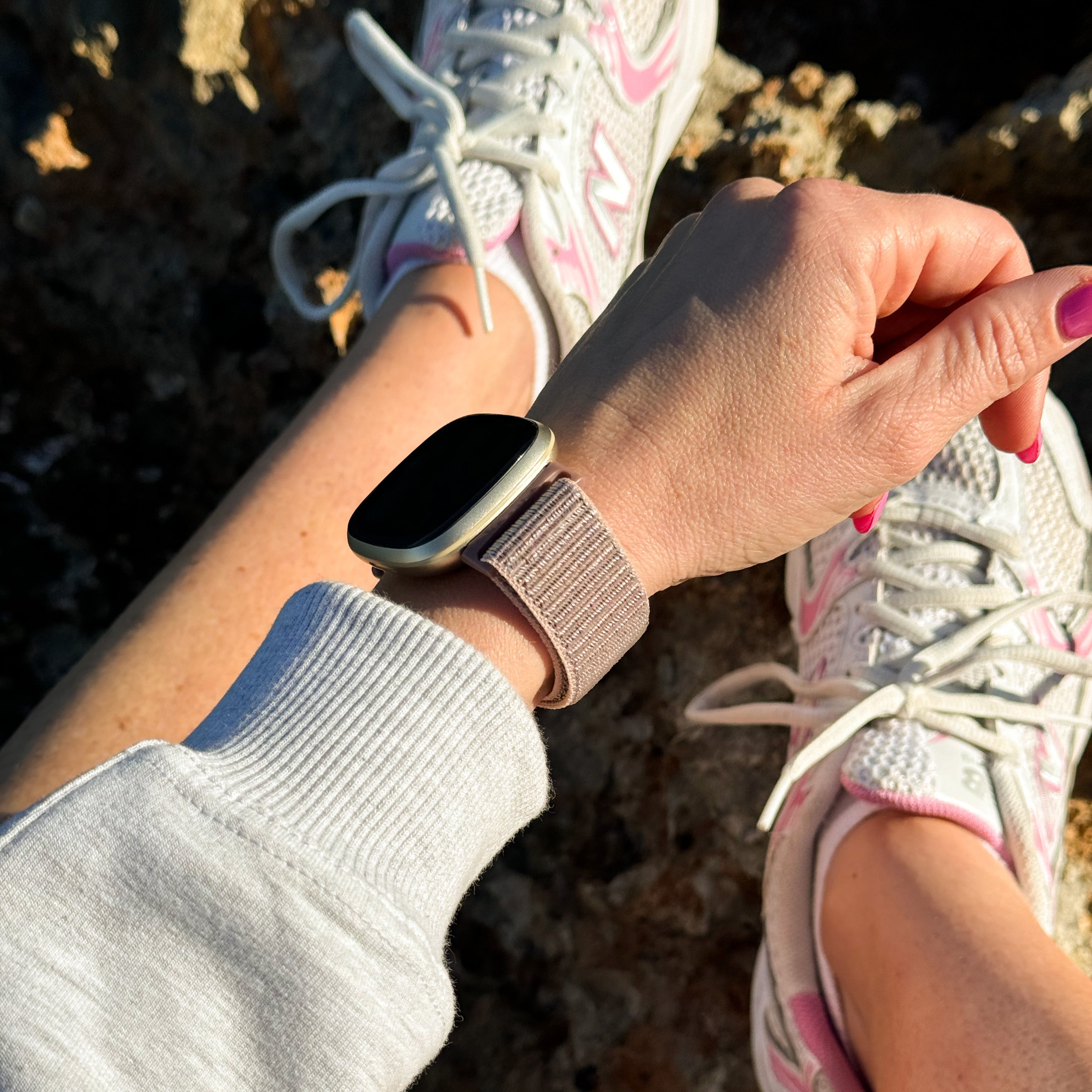 Fitbit Sense nylon bandje (pink sand)