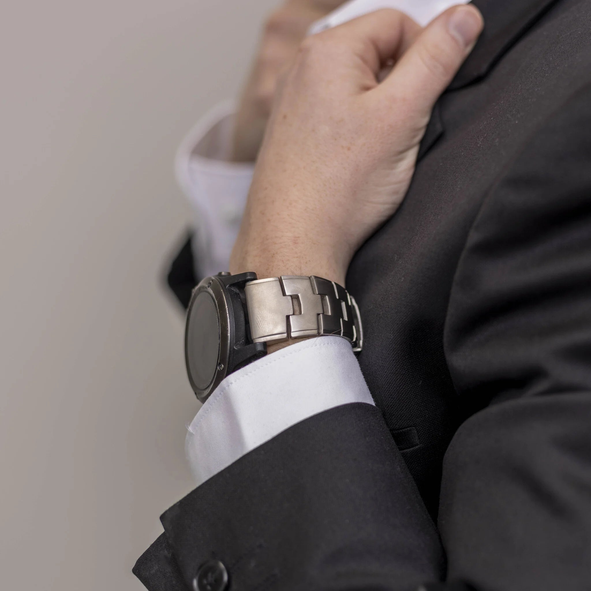 Garmin Forerunner 945 titanium bandje (zilver)