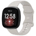 Fitbit Versa 4 siliconen classic bandje (lichtbeige)