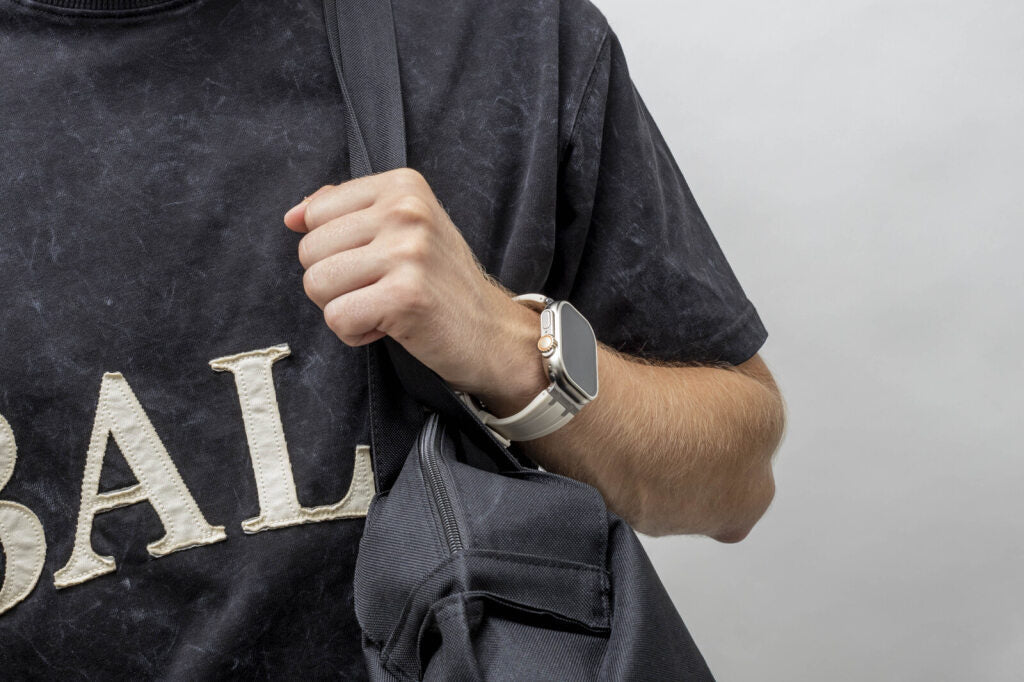 BALR Apple Watch Ultra liquid siliconen band (beige/titanium)