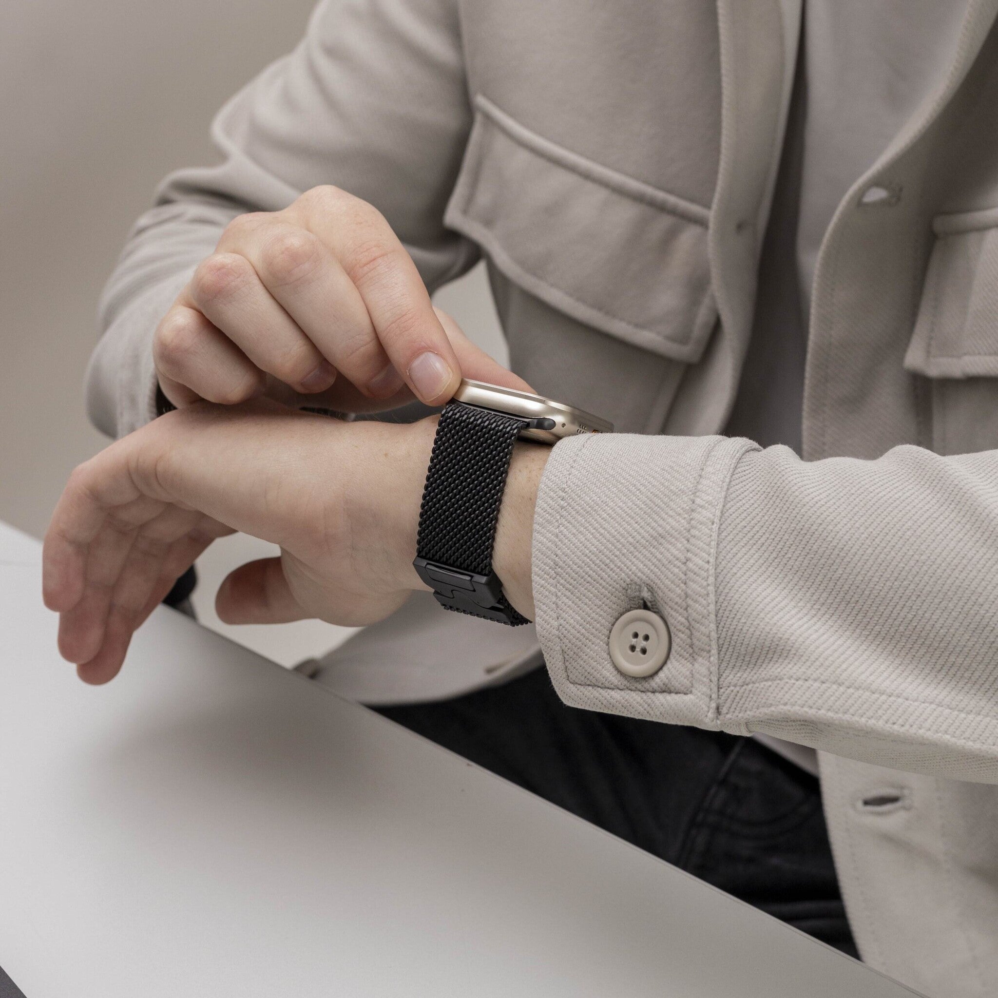 Apple Watch titanium Milanese band (zwart)