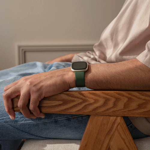 Fitbit Versa 4 siliconen classic bandje (donkergroen)