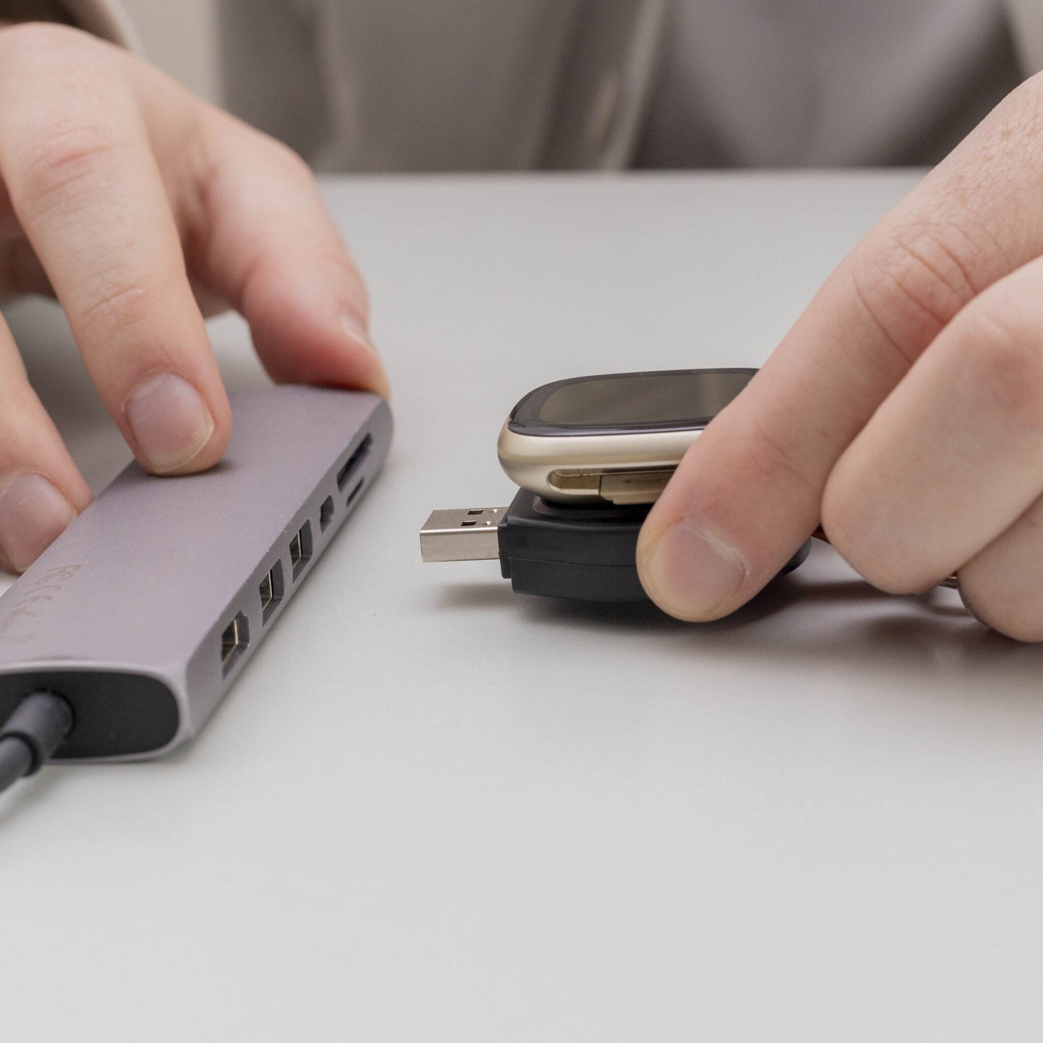 Fitbit Versa 3 / Sense mini oplader (zwart)