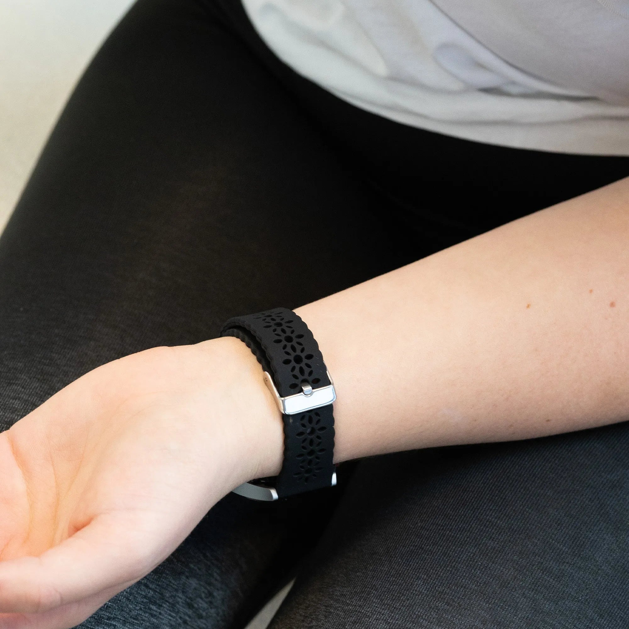 Bandz Coros Pace 2 siliconen band met bloemenpatroon (zwart)