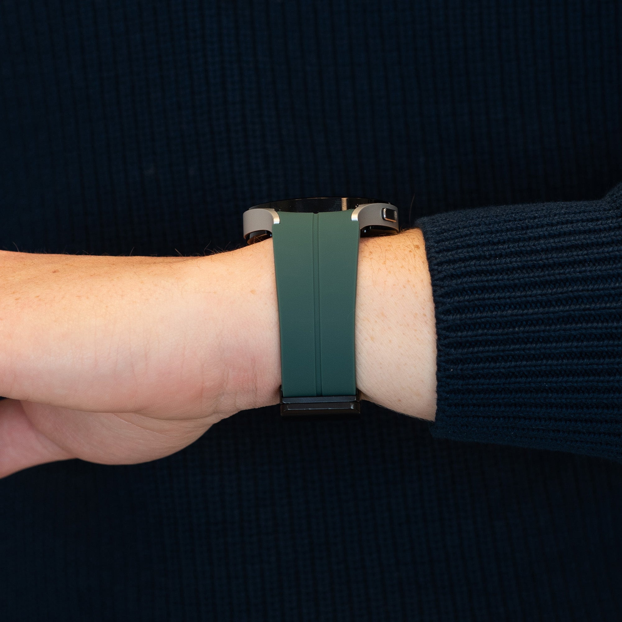 Bandz Samsung Galaxy Watch 6 Classic 47mm siliconen band met D-Buckle (donkergroen)