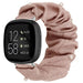 Fitbit Versa 3 scrunchie bandje (beige met parels)
