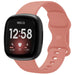 Fitbit Versa 4 siliconen classic bandje (roze)