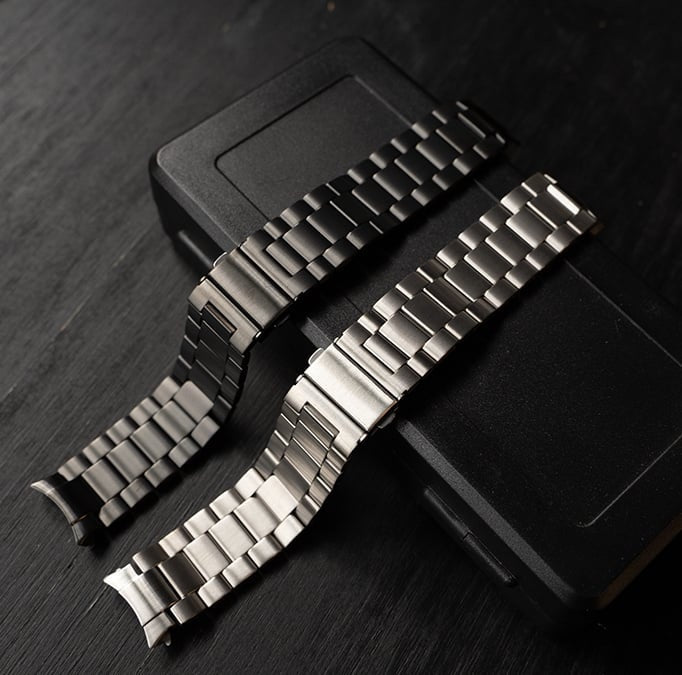 Titanium Strap, graphite, without a watch, 3/4 front view