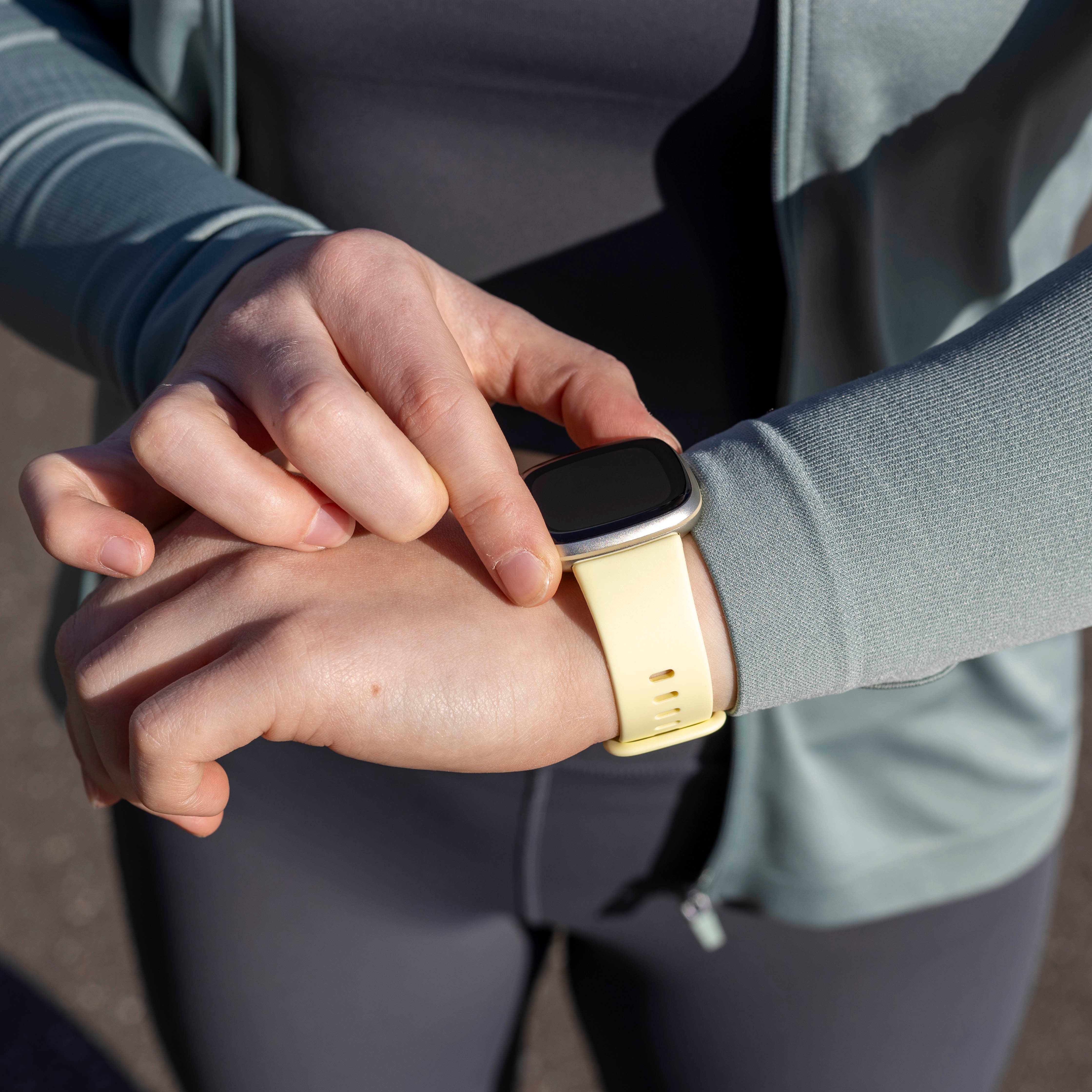 Fitbit Versa 4 siliconen classic bandje (lichtgeel)