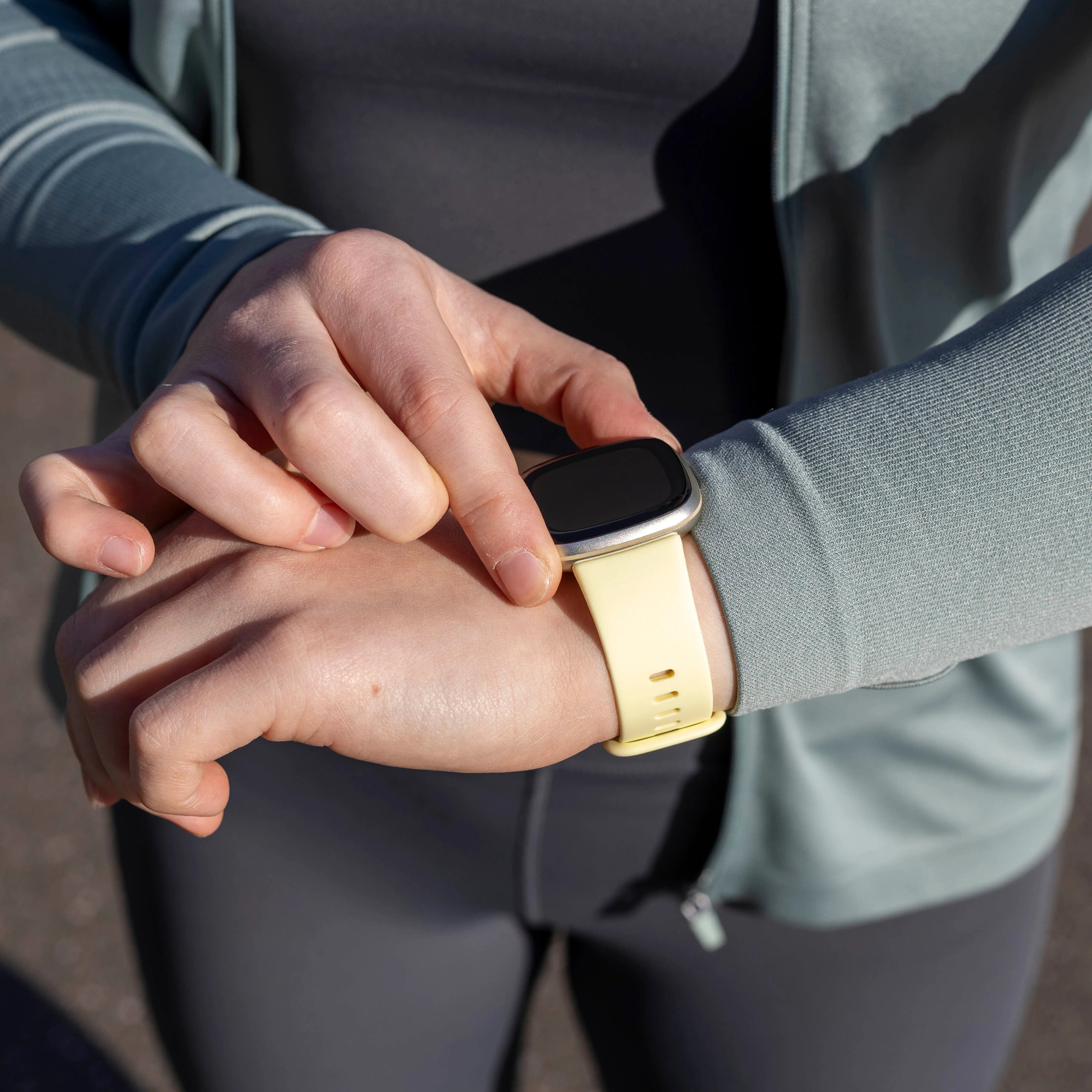 Fitbit Versa 4 siliconen classic bandje (lichtgeel)
