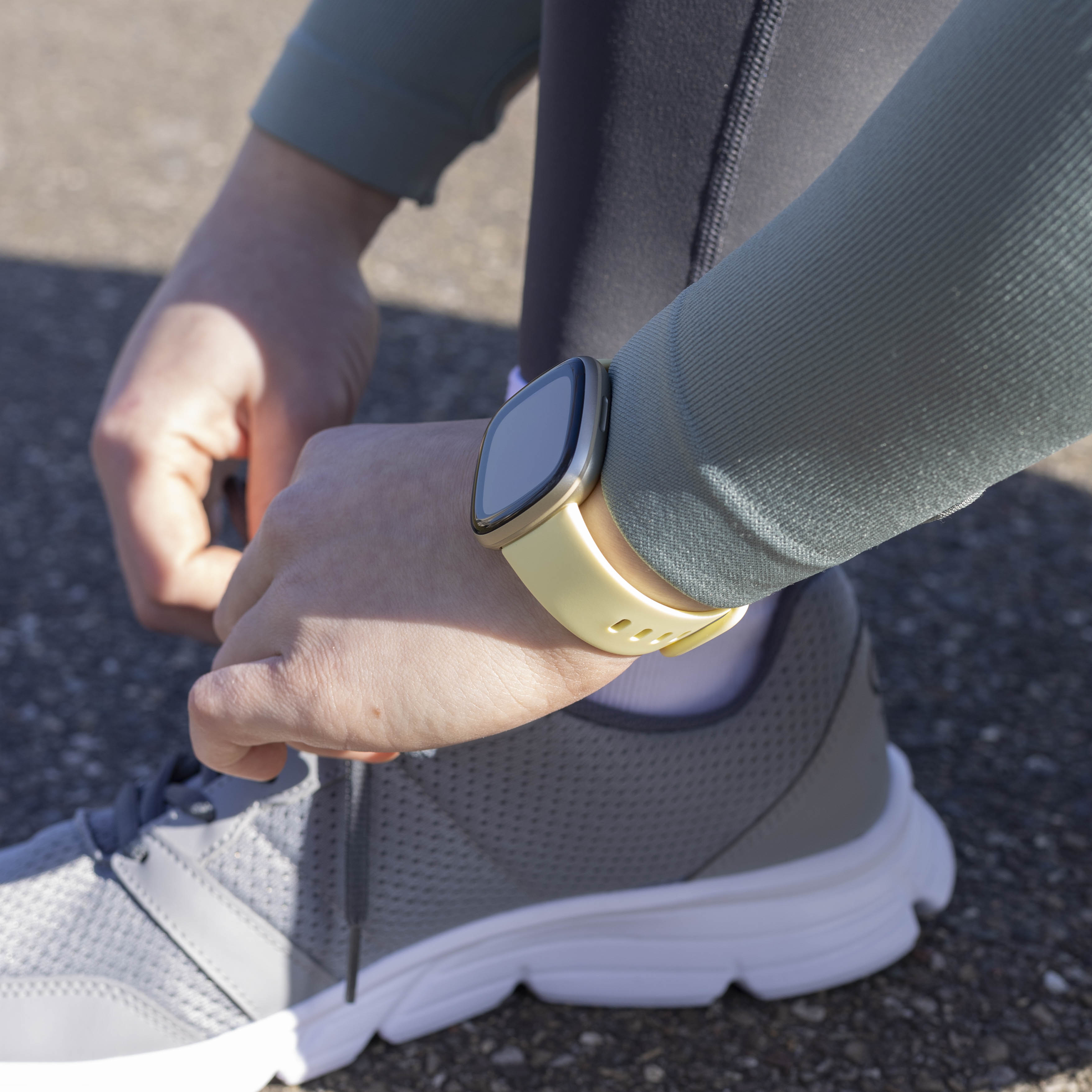 Fitbit Versa 4 siliconen classic bandje (lichtgeel)