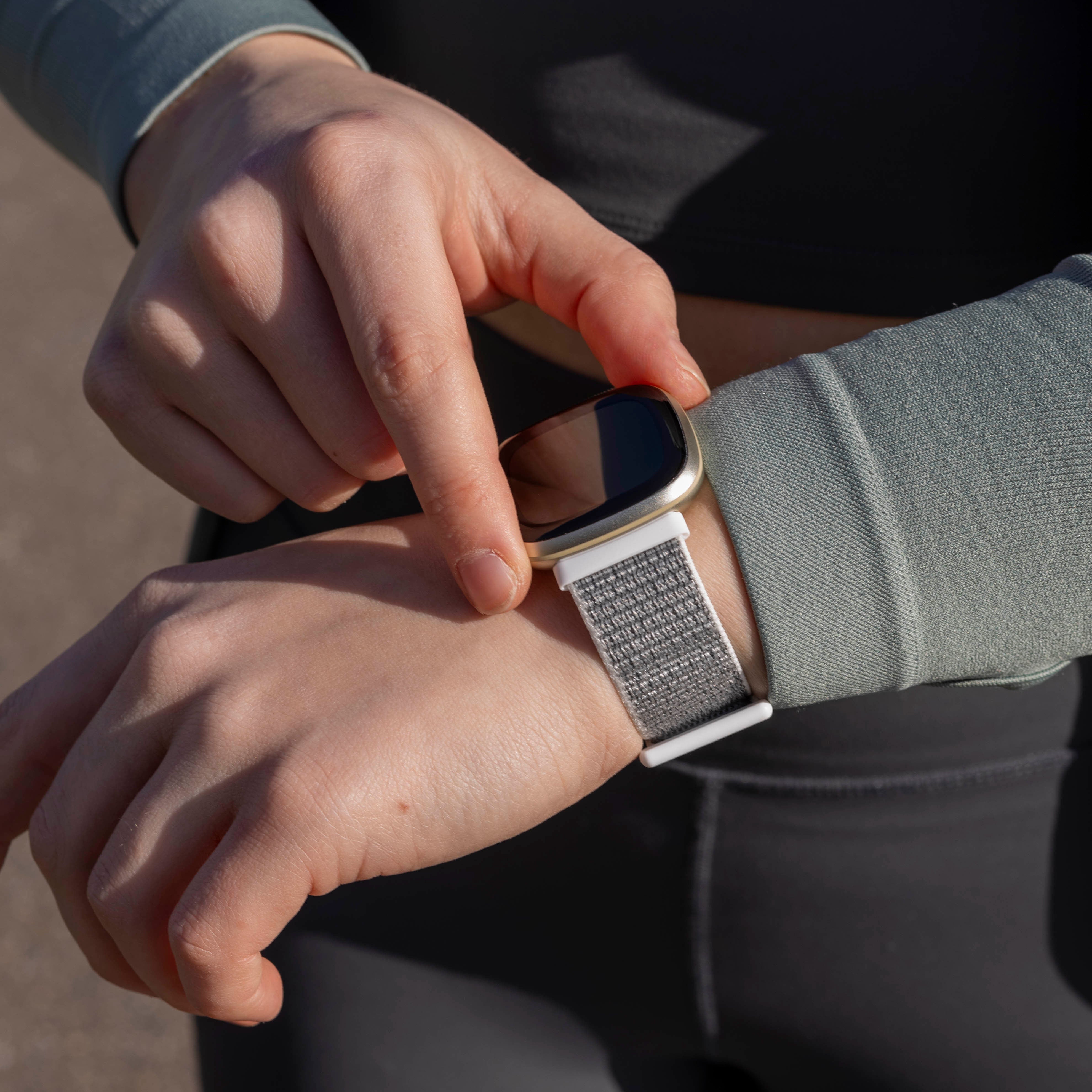 Fitbit Sense nylon bandje (zeeschelp)