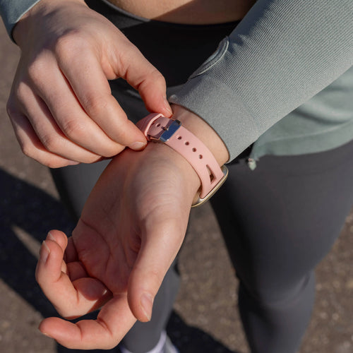 Fitbit Versa 4 luxe siliconen bandje (roze)
