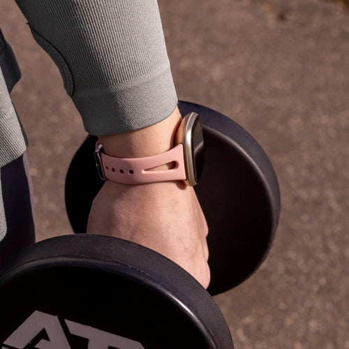 Fitbit Versa 4 luxe siliconen bandje (roze)